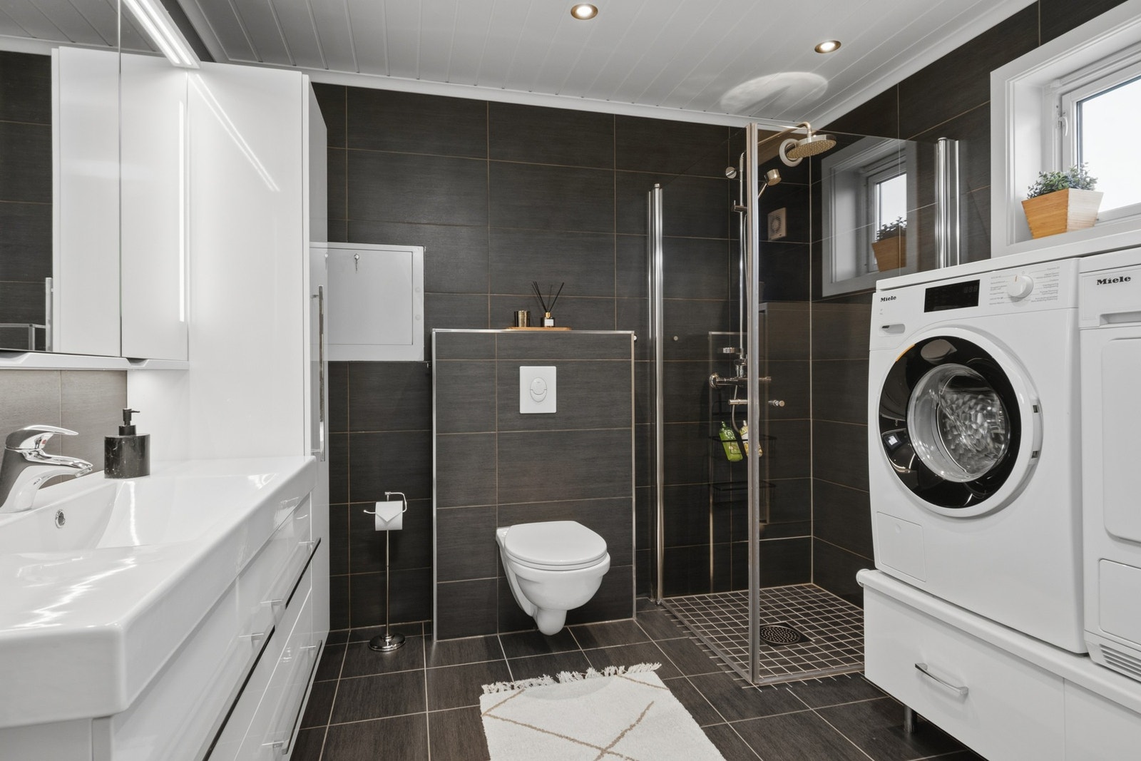 Moderne bad renovert i 2017 med flislagte overflater og praktiske løsninger. Galleribilde