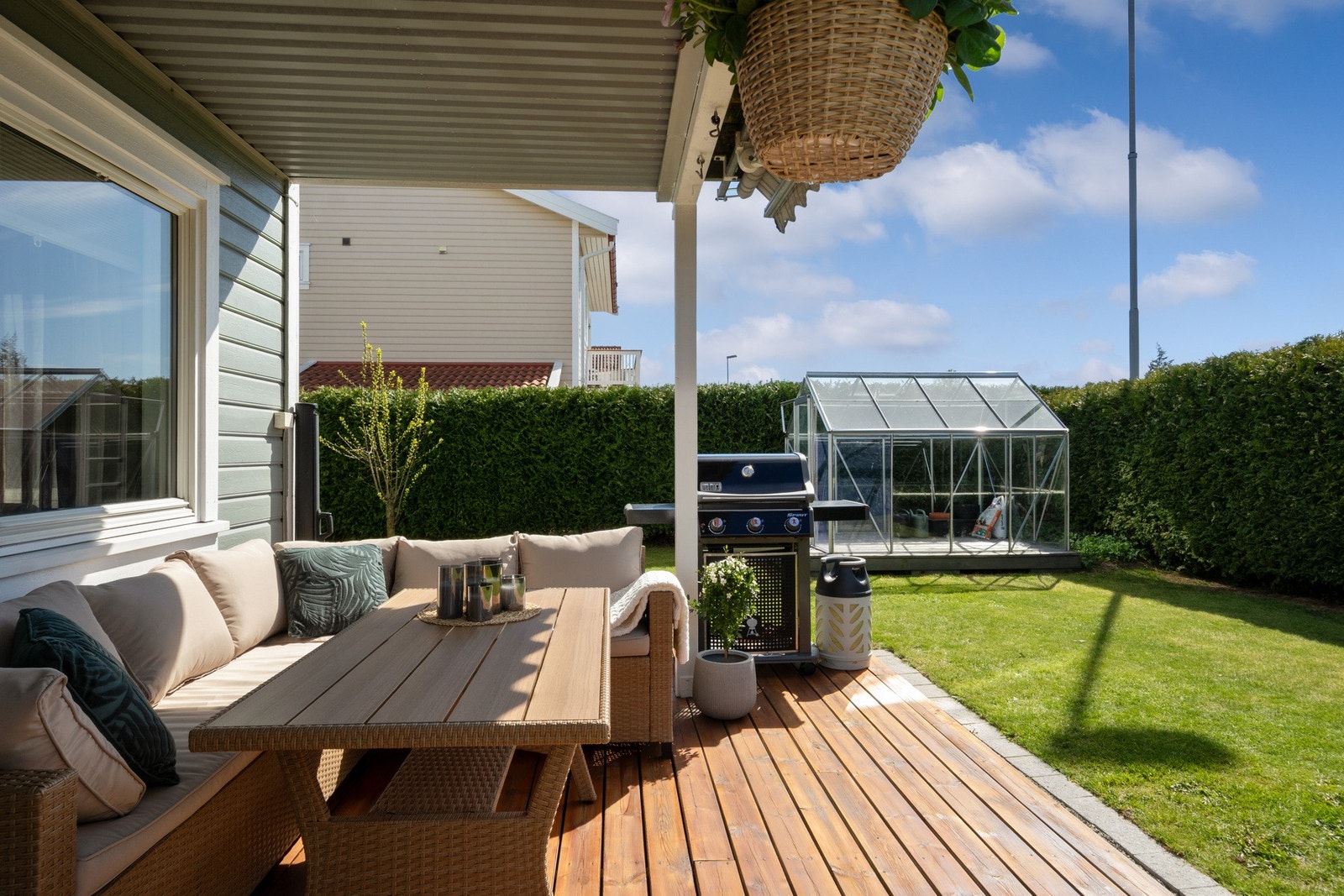 Terrasse i tilknytning til stuen som gir en naturlig forlengelse av oppholdsrommet. Galleribilde
