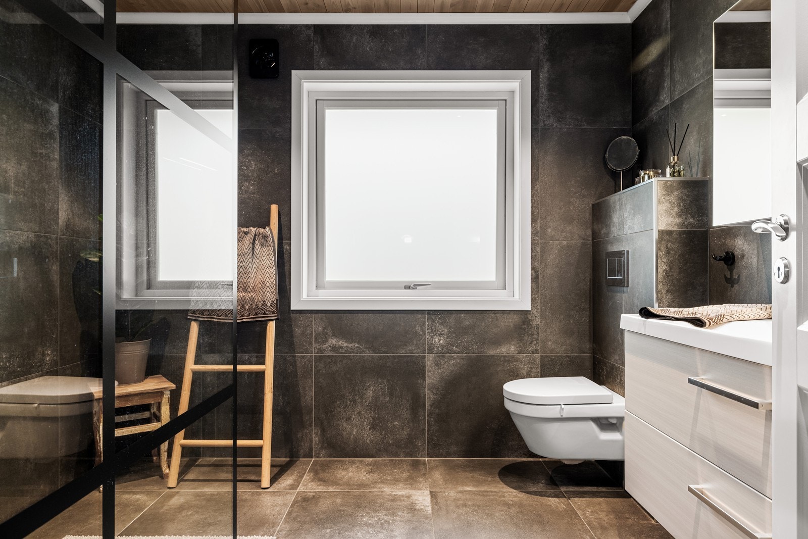 På badet er det dessuten eget vindu og det er mekanisk avtrekk. Galleribilde