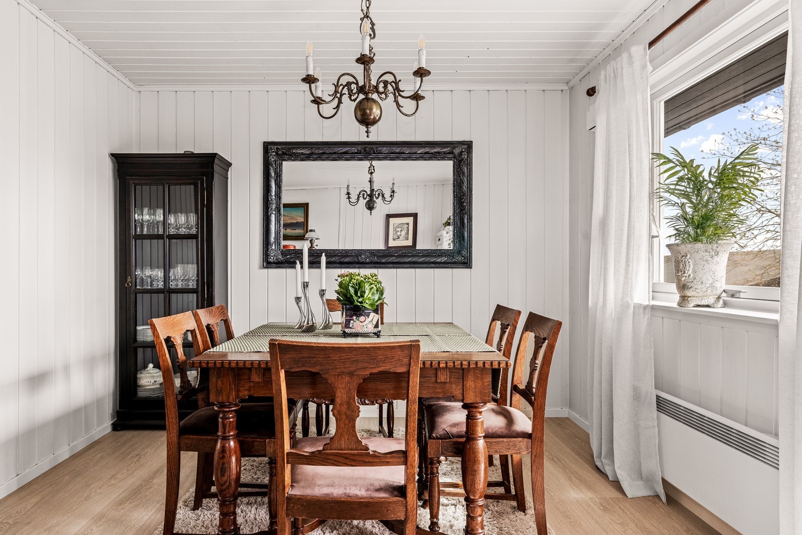 I spisestuen er det god plass til en større spisegruppe i tillegg til lagringsmøbler. Det er også eget vindu her, som sørger for godt lysinnslipp. Galleribilde