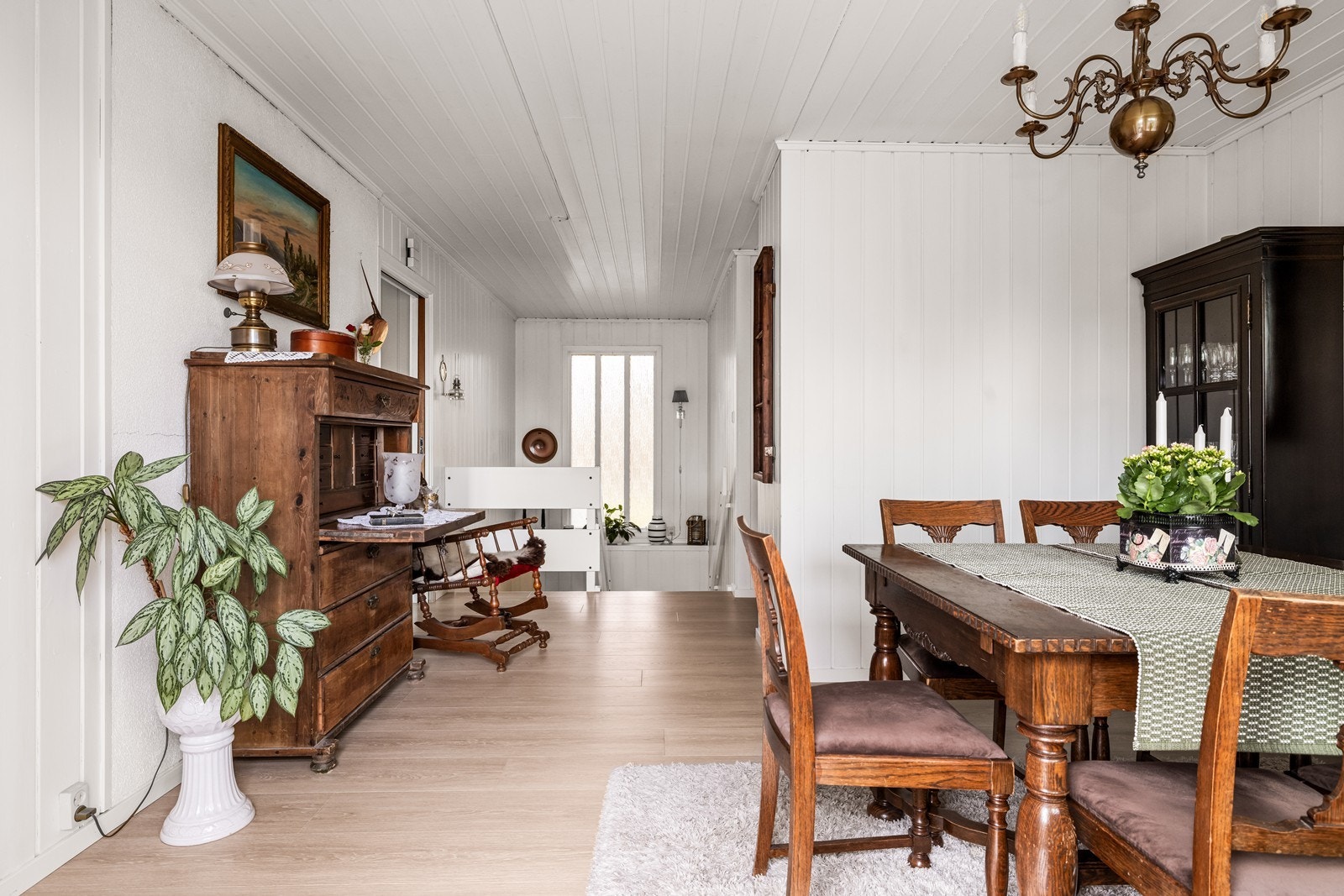 Den koselige spisestuen ligger atskilt, men åpent mot trappen, og hovedstuen/kjøkkenet. Galleribilde