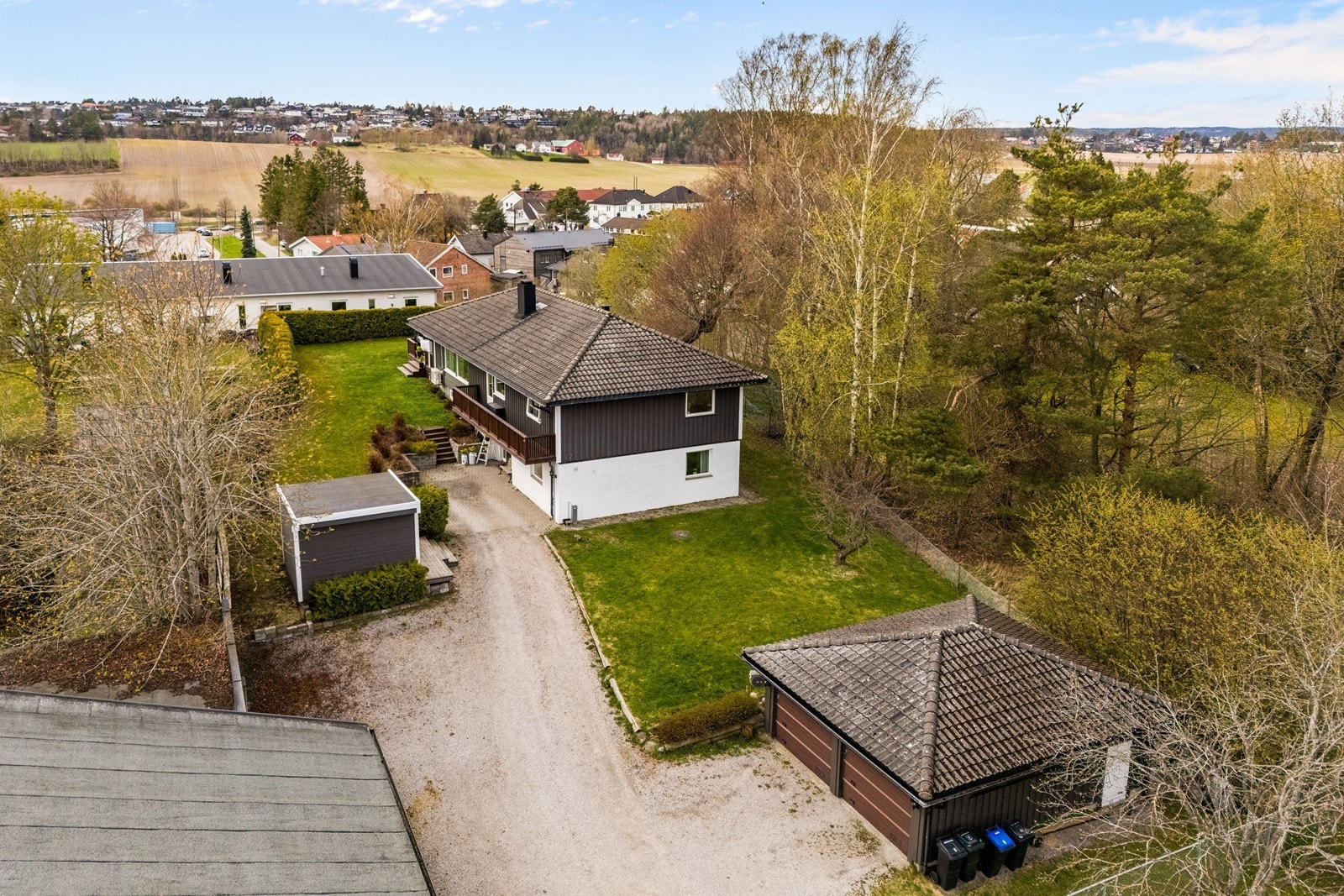 Eiendommen er pent opparbeidet med plen, hekk og asfaltert innkjørsel, og ligger i et etablert og barnevennlig område. En innholdsrik og velholdt enebolig med stor tomt, garasje og et isolert anneks. Galleribilde