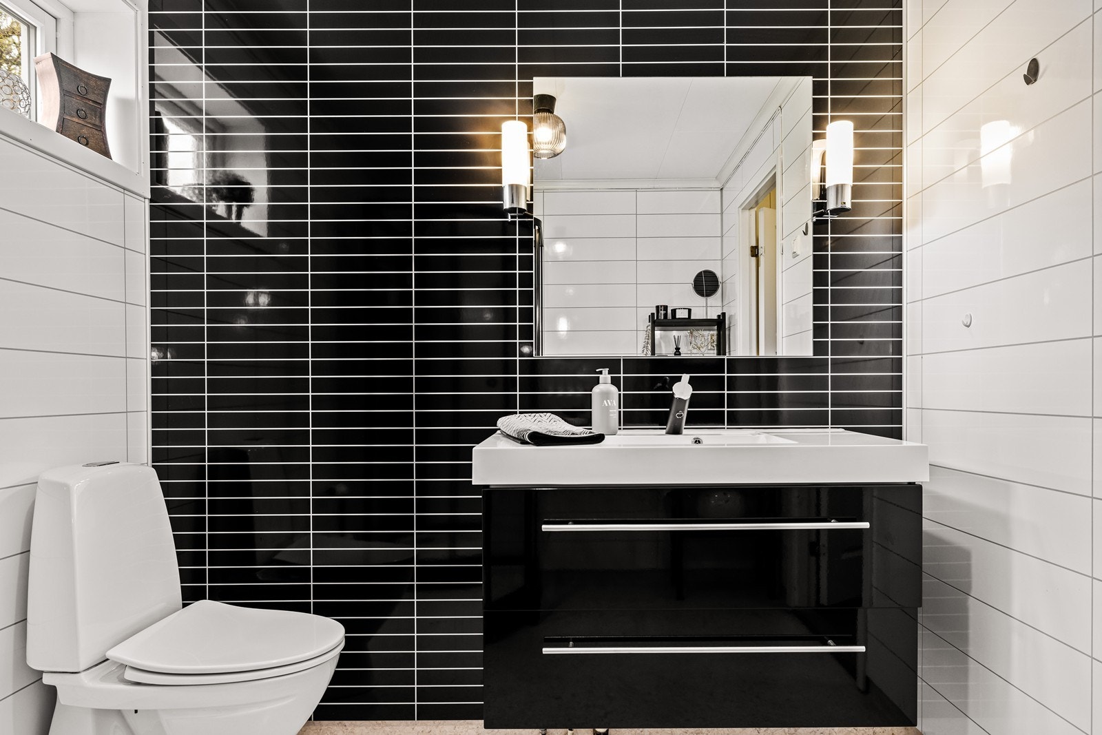 Badet i underetasjen har gulvbelegg med varmekabler fra byggeåret. Galleribilde