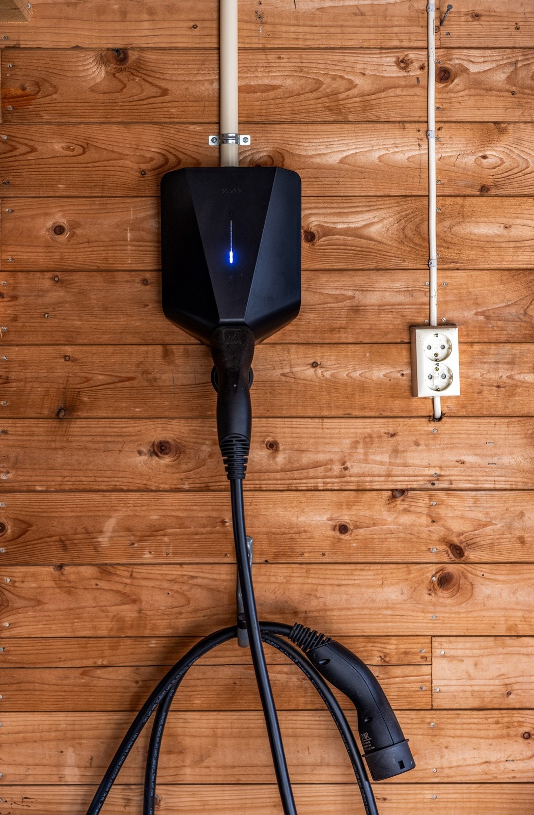 I garasjen er det installert lader for elbil. Galleribilde