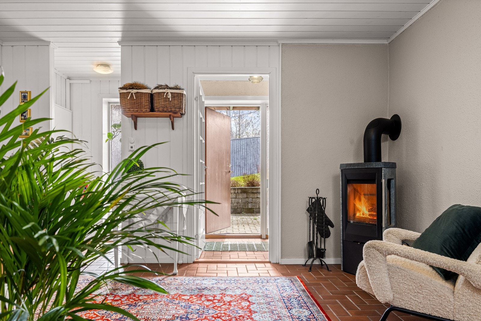 Hovedinngangen i underetasjen leder inn til en hall med trapp opp til første etasje. Galleribilde
