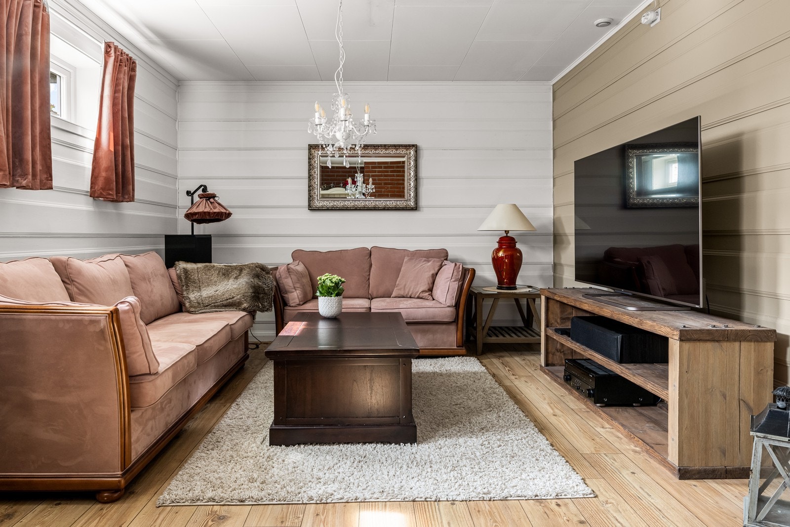 Disponibelt rom i underetasjen innredet som kjellerstue. To av veggene i rommet er foret ut og kledd med trepanel. Rommet er innredet uten byggemelding til kommunen, og er ikke godkjent for varig opphold. Galleribilde