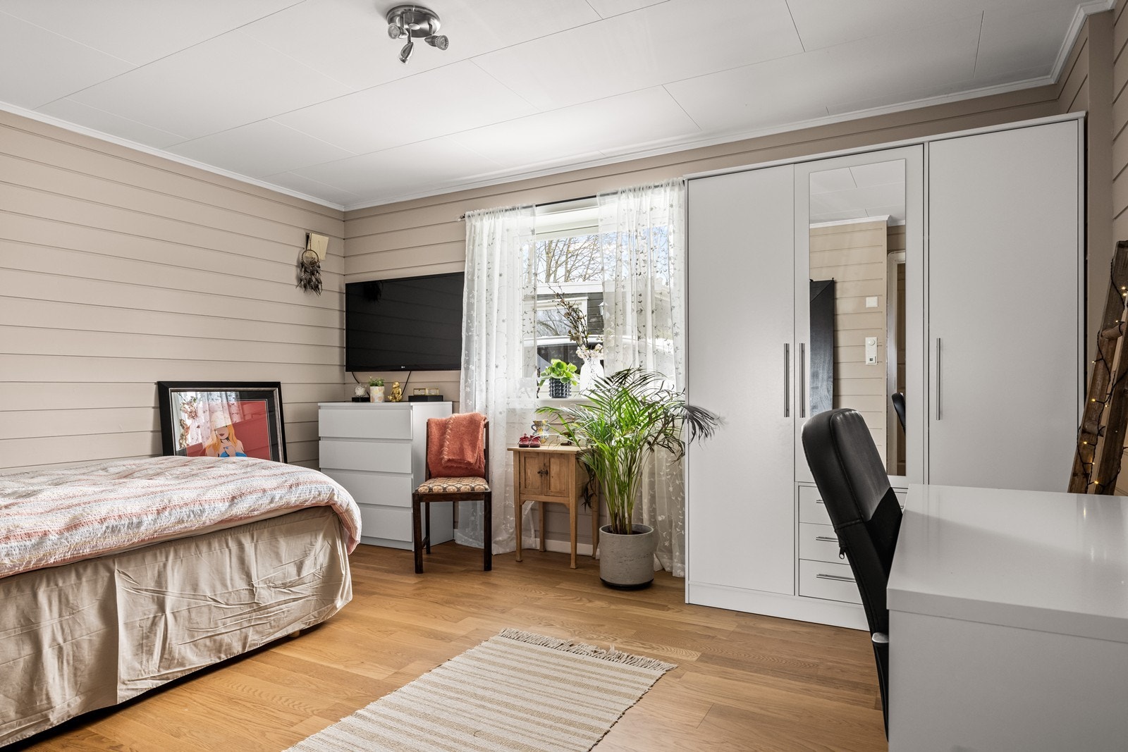 Hovedsoverom i underetasjen. Rommet er av god størrelse og har plass til både seng, skrivebord, kommode og garderobeskap. Galleribilde