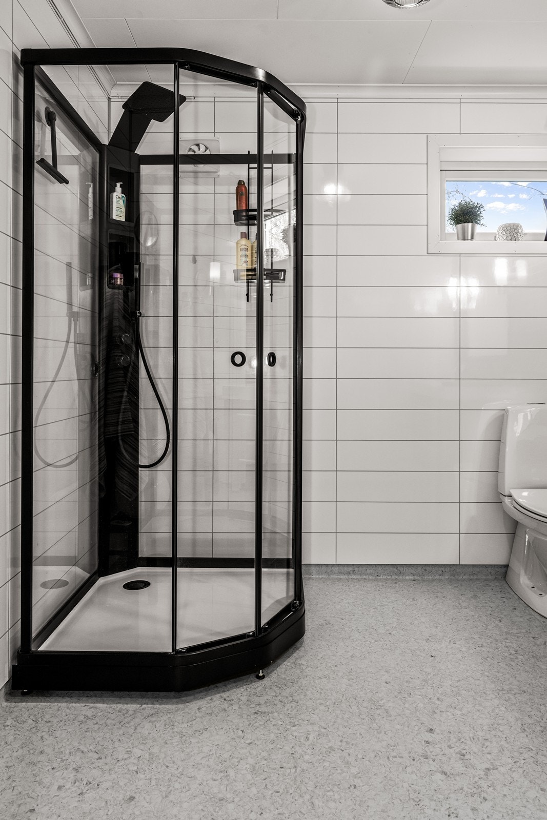 Dusjkabinettet på badet i underetasjen ble skiftet i 2023. Galleribilde