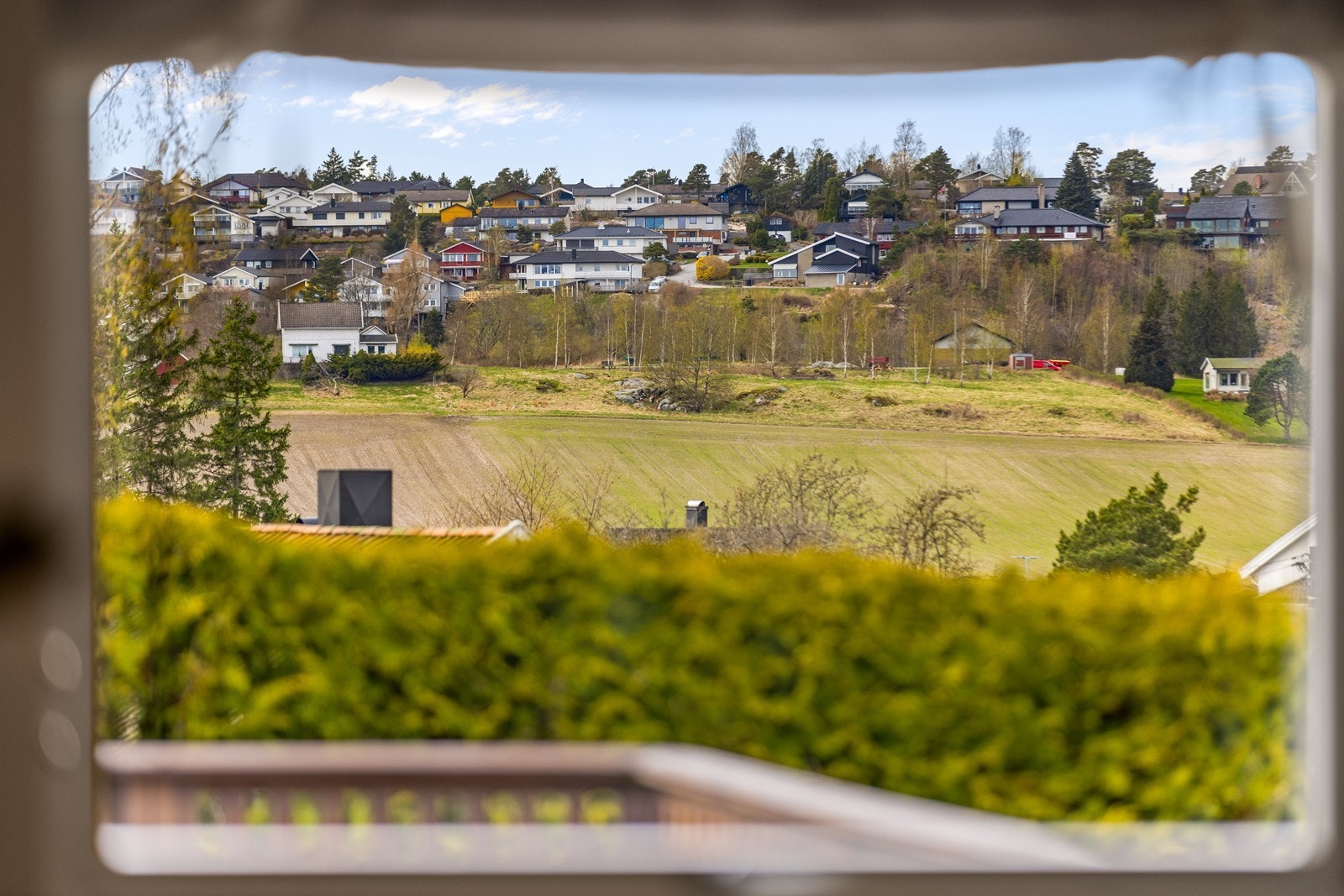 Fra boligen er det utsyn over et etablert og rolig nabolag. Galleribilde