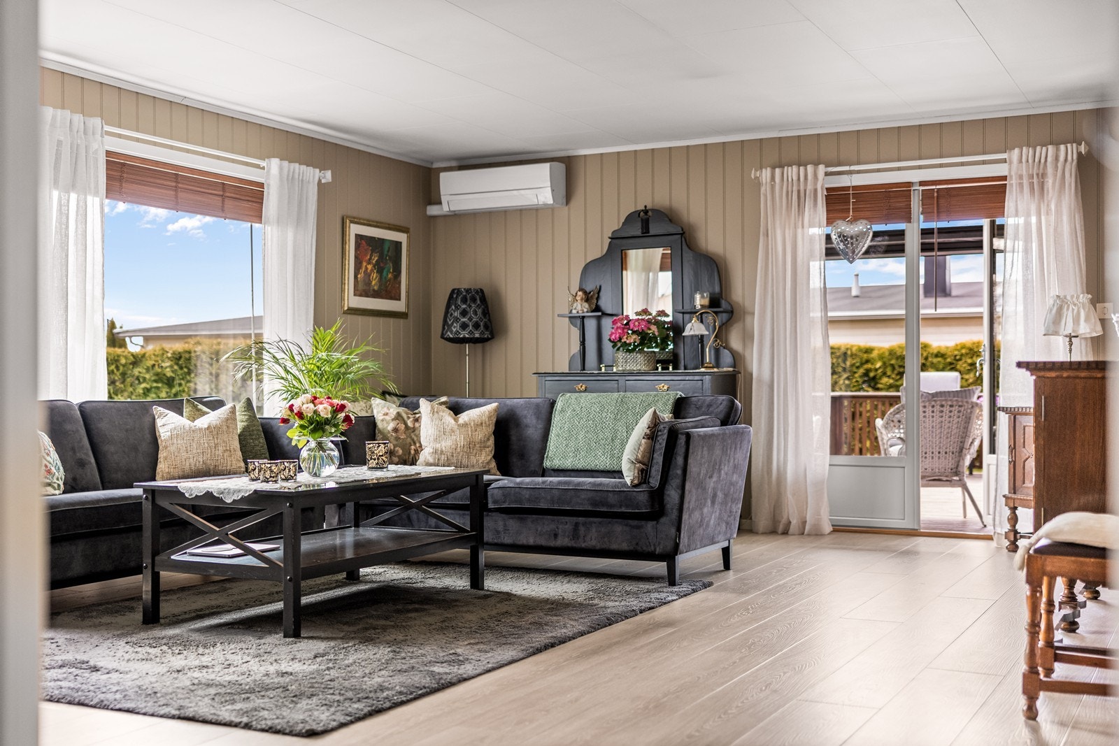 Fra stuen er det direkte utgang til en stor terrasse på 57 m², som blir en naturlig forlengelse av boligen på sommerstid. Galleribilde