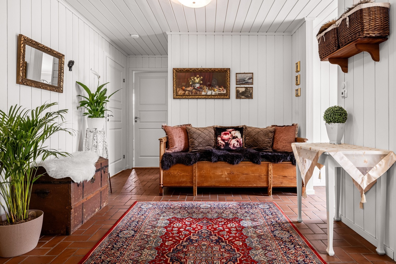 En romslig hall med god plass til oppbevaring og møblering. Galleribilde
