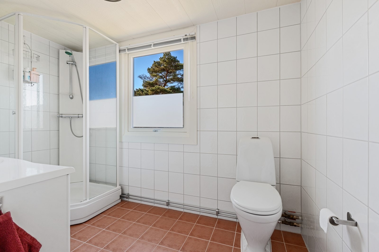 Badet ble oppgradert i 2007 og har flislagte overflater samt gulvvarme. Galleribilde