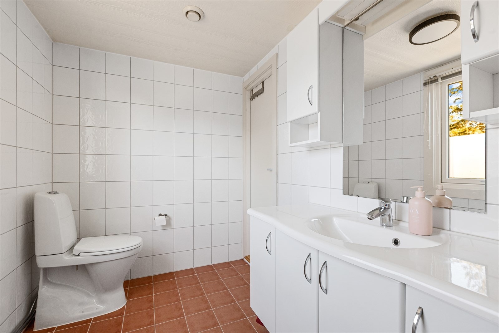 Badet har toalett- dusjkabinett og baderomsinnredning med vask og speil- legg merke til godt med skapplass. Galleribilde