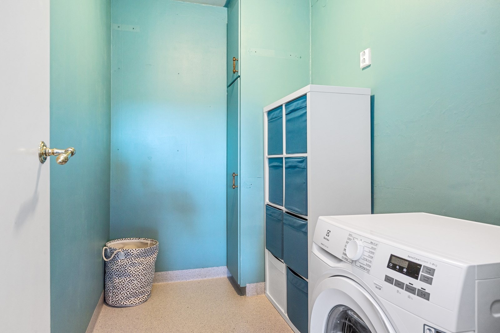 Vaskerommet er utstyrt med gulvbelegg med oppbrett på vegg og opplegg for vaskemaskin. Rommet har naturlig avtrekk via luftekanal for ventilasjon. Galleribilde