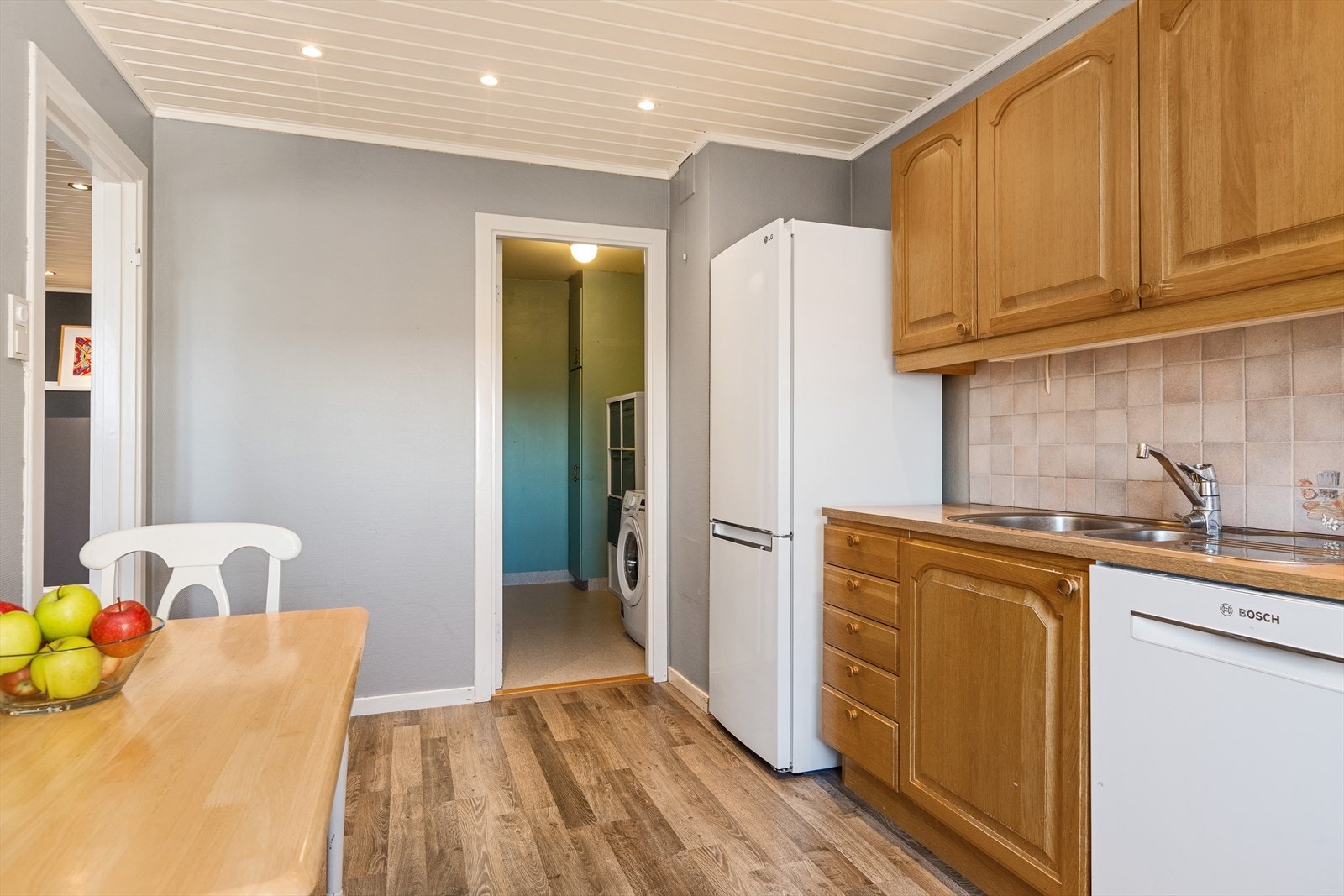 Kjøkkenet har heltre fronter og laminat benkeplate, fliser over benk og downlights i himling. Fra kjøkkenet er det inngang til vaskerom. Galleribilde