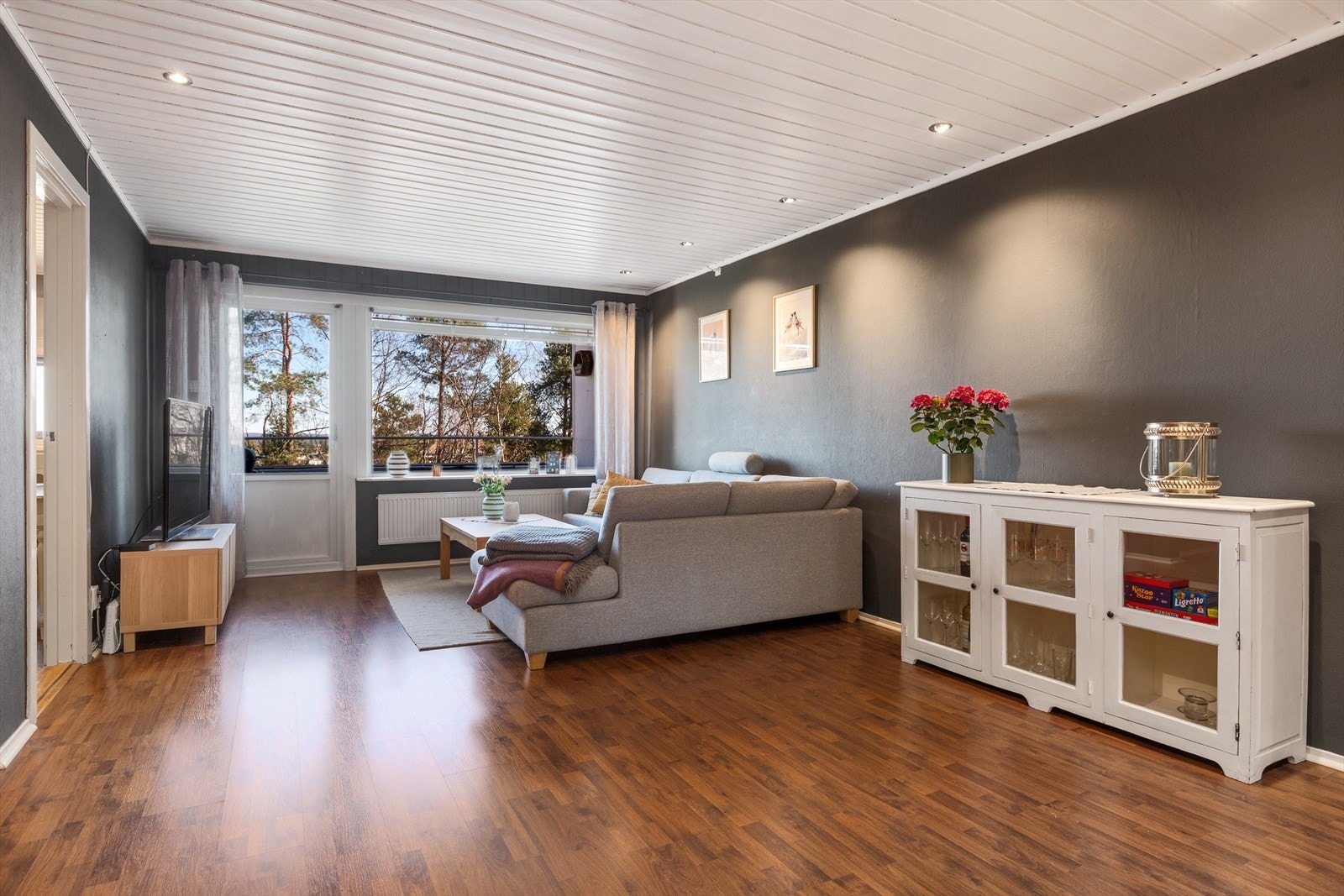 Stue- legg merke til downlights i himling Galleribilde