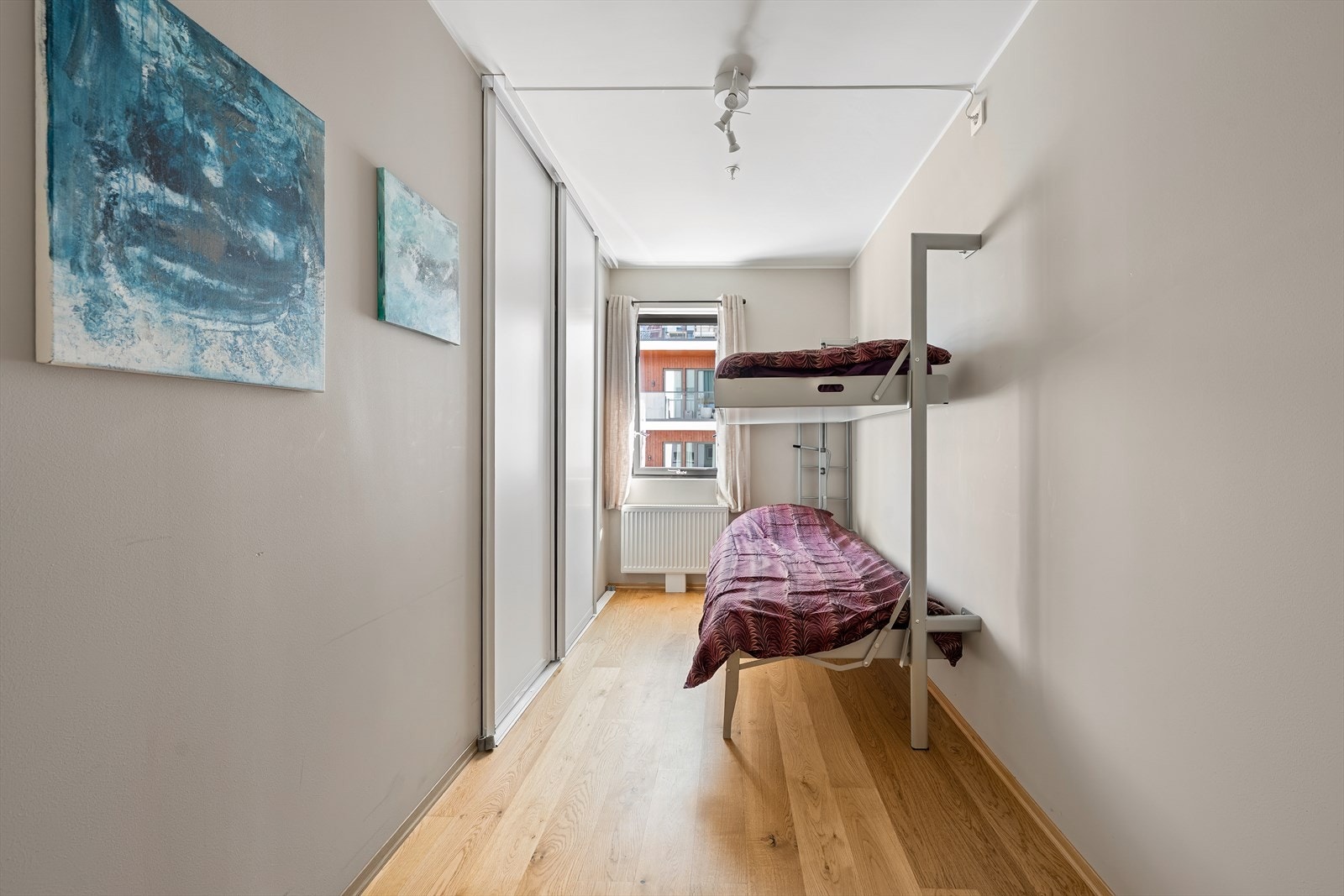 Soverom 2 er praktisk utformet med plass til seng og oppbevaring. Rommet har innebygget skyvedørsgarderobe som utnytter plassen godt og bidrar til et ryddig uttrykk Galleribilde