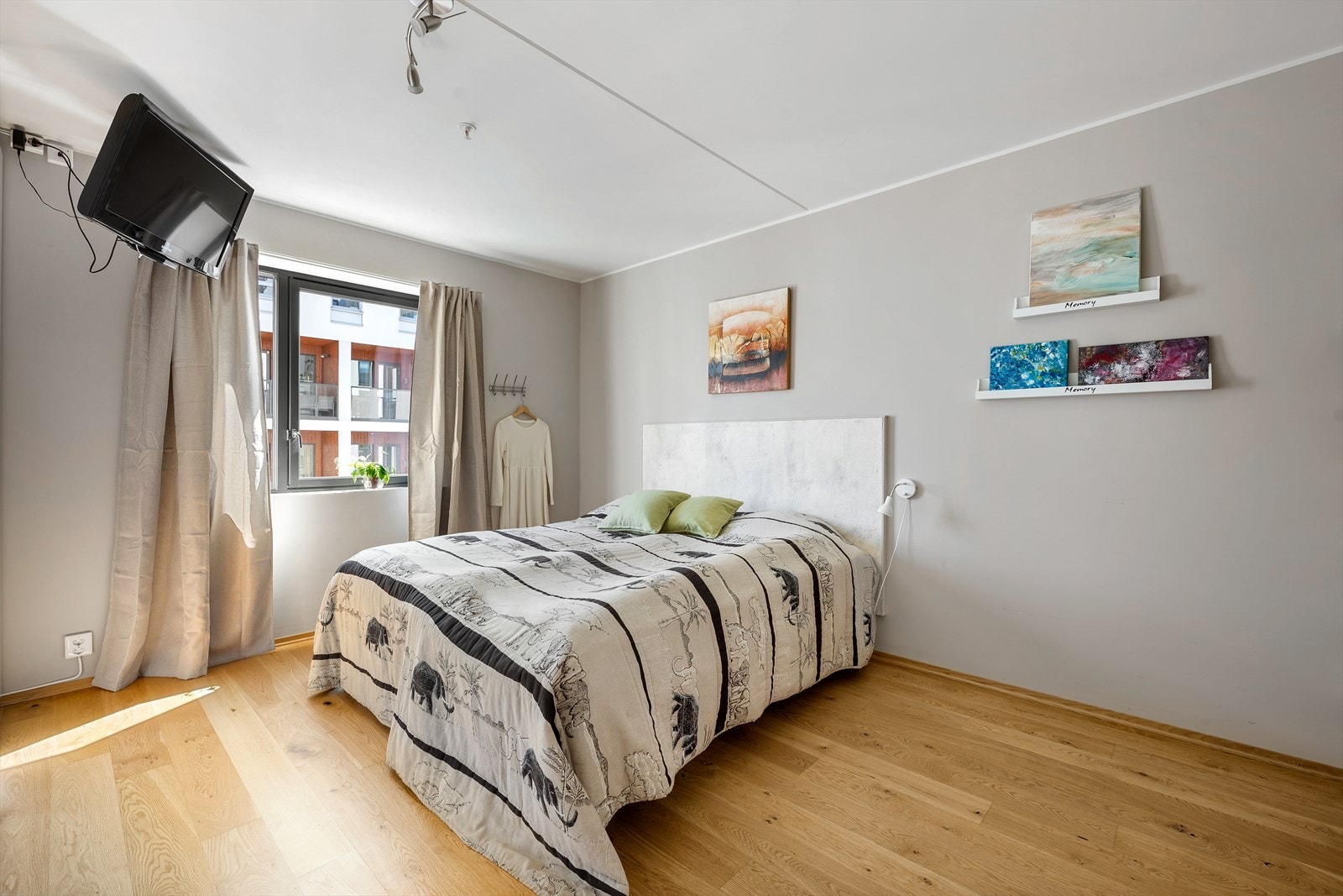 Leiligheten har tre gode soverom med fleksible bruksområder, som egner seg godt til både familie, gjesterom eller hjemmekontor. Hovedsoverommet fremstår som romslig og lyst, med god plass til dobbeltseng og tilhørende møblement. Galleribilde