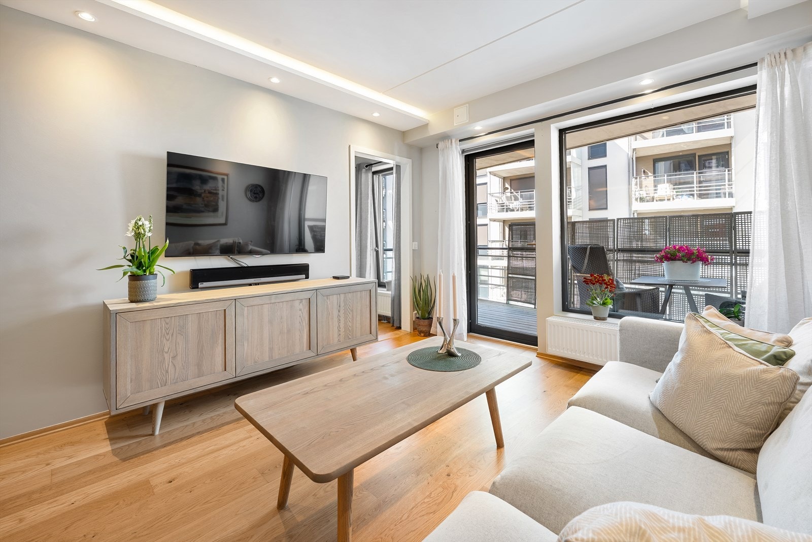 Stuen har store vindusflater som slipper godt med naturlig lys inn, samtidig som det er downlightsbelysning som gir en god grunnbelysning i rommet Galleribilde