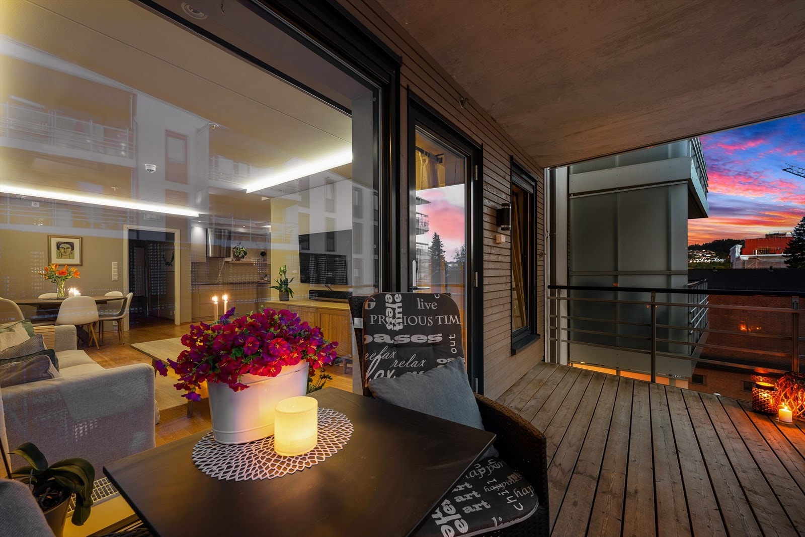 Fra stuen er det utgang til overbygd balkong på ca. 8 kvadratmeter Galleribilde