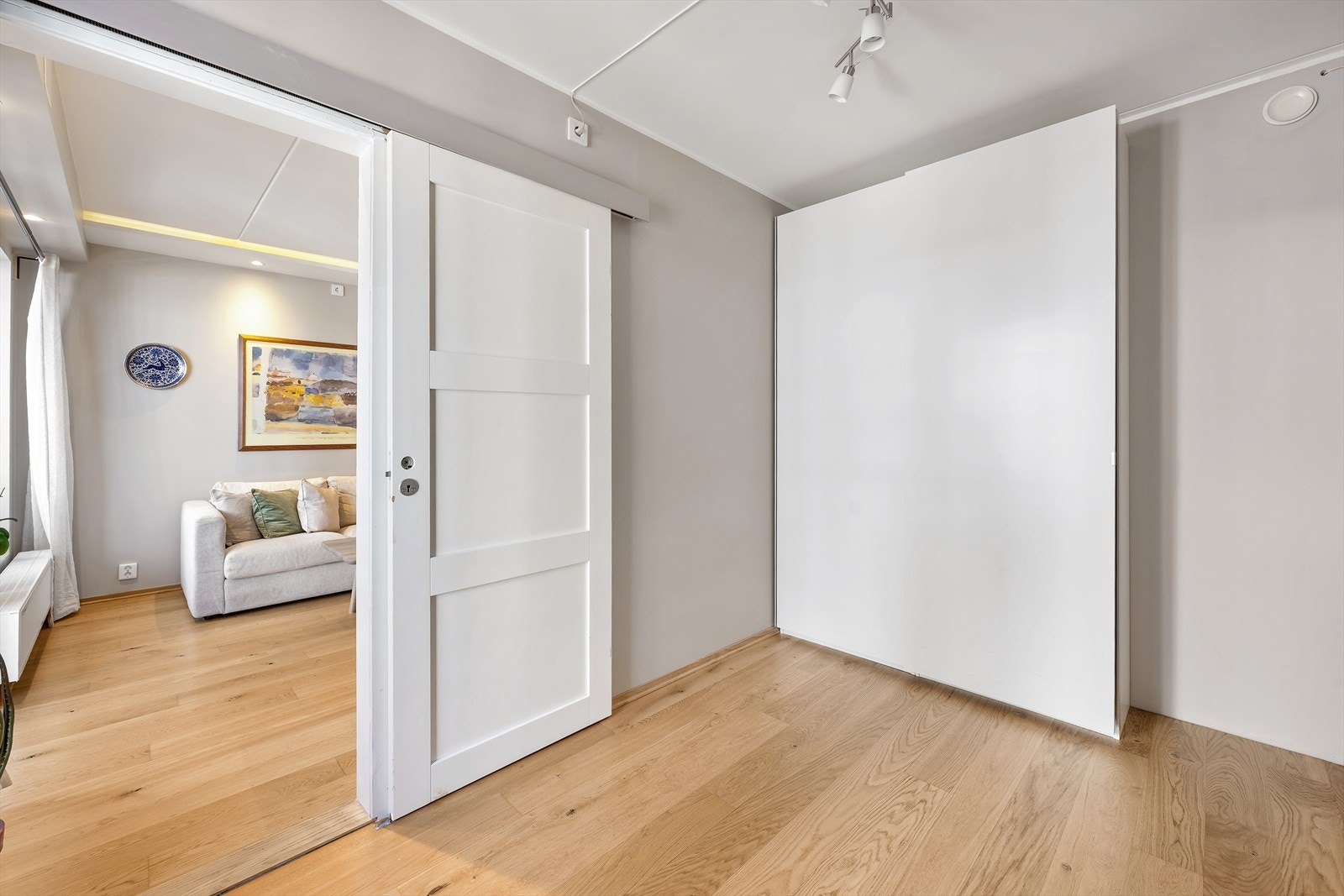 Også dette rommet har garderobeløsning og fleksible møbleringsmuligheter Galleribilde