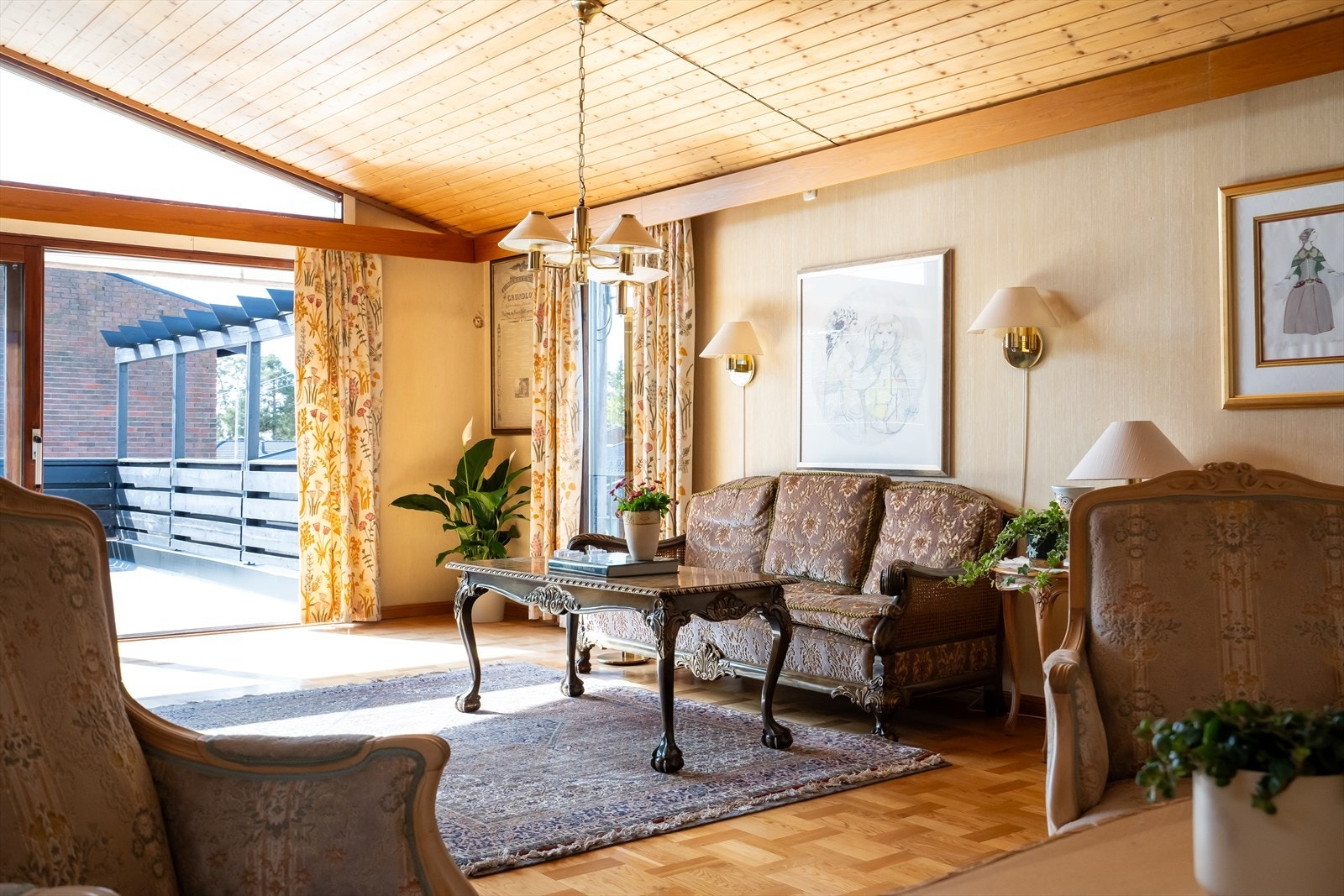 Store vindusflater på to av ytterveggene gir rikelig med naturlig lys. Galleribilde