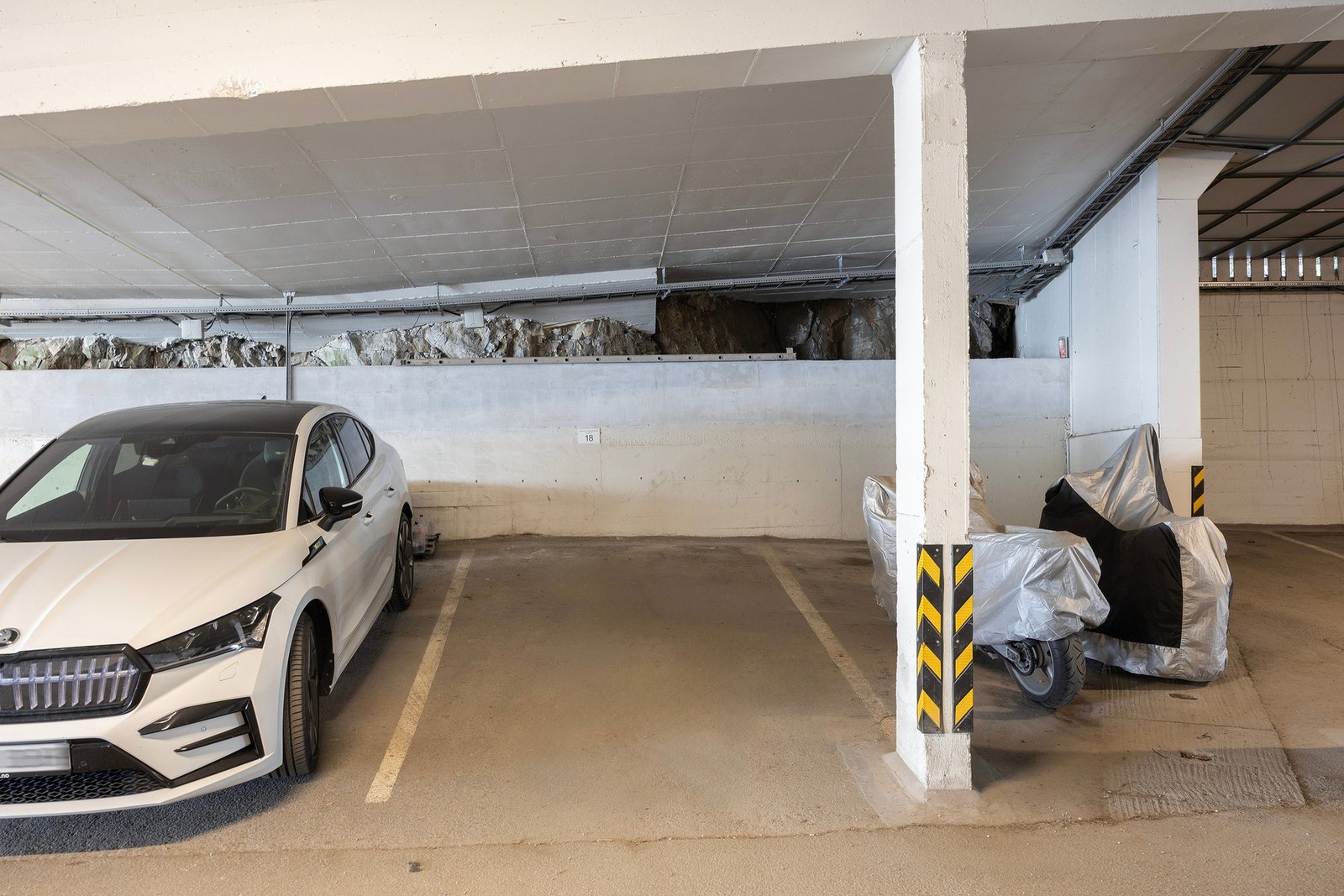 Boligen disponerer én garasjeplass (nr. 18) i felles garasjeanlegg. Det er mulighet for å montere ladeboks for elbil. Galleribilde