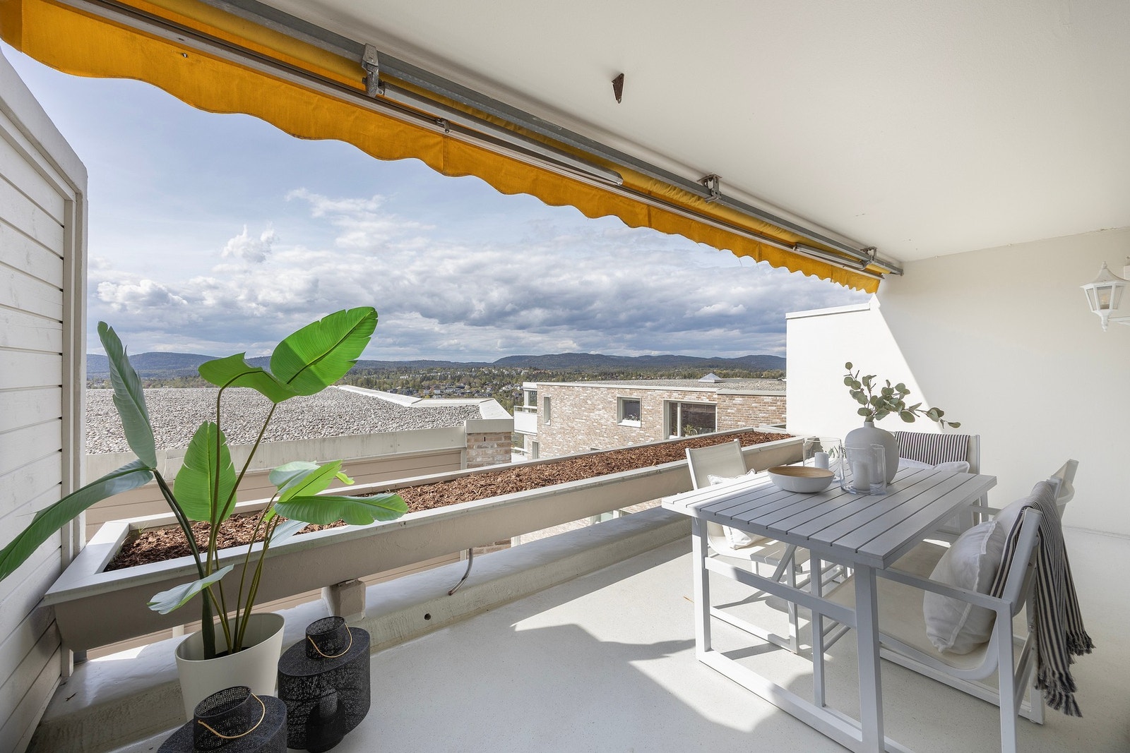 Fra stuen er det utgang til en romslig og usjenert terrasse med gode solforhold og utsikt. Galleribilde