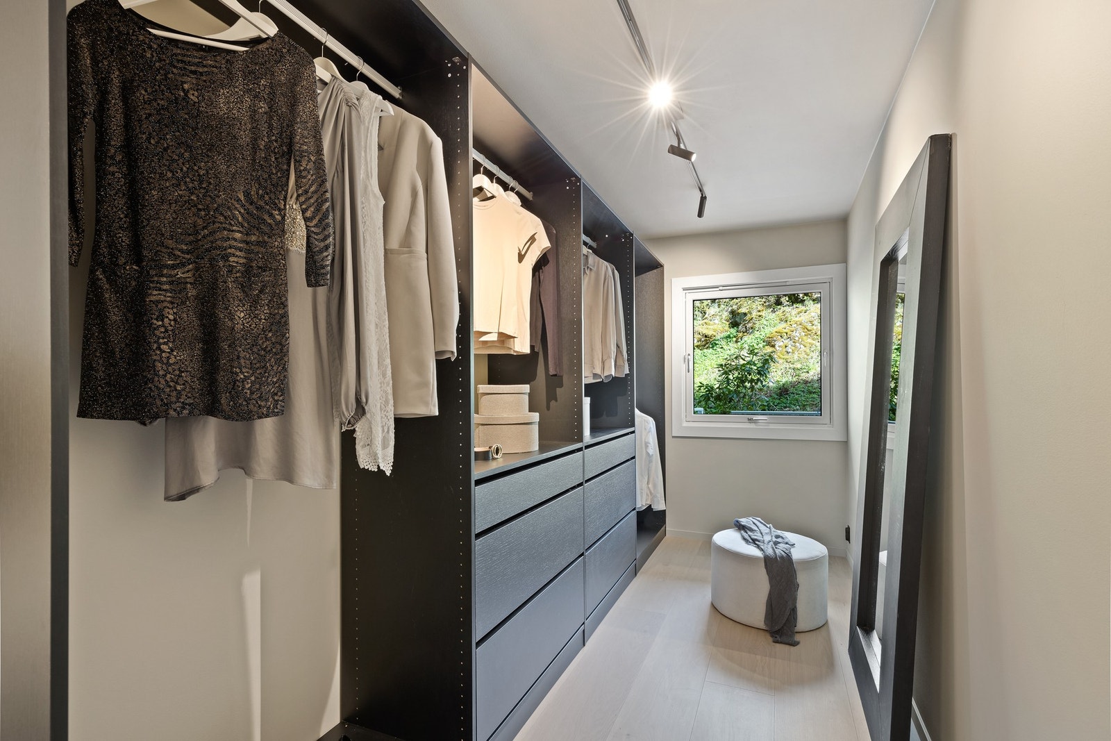 Til hovedsoverommet er det en flott walk-in-garderobe. Galleribilde