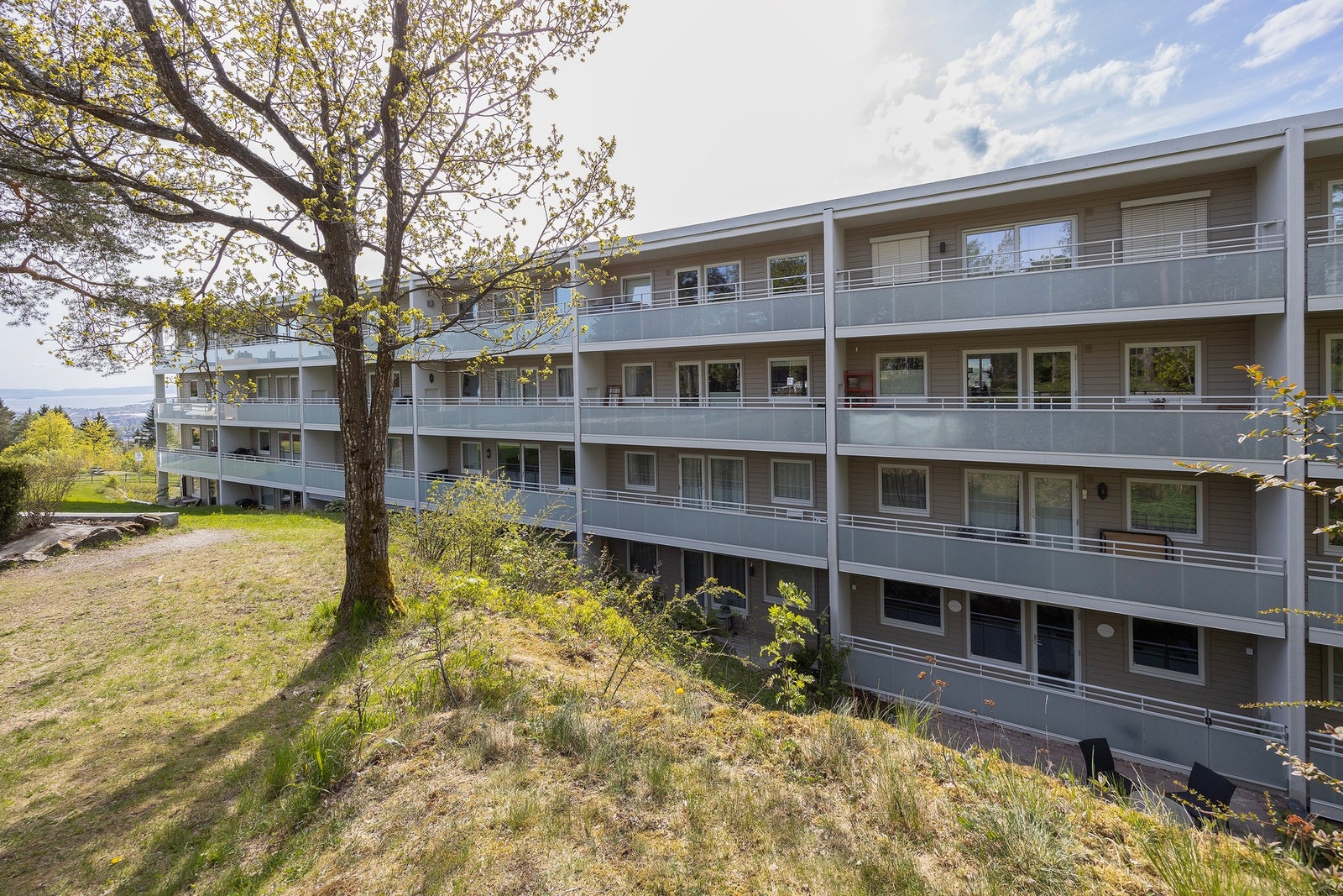 Vestre Ullern boligsameie gjennomgikk en stor renovering i 2023-2024 med bl.a. betongrehabilitering av terrasse, utskifting av vinduer/terrassedører og inngangsdører. Galleribilde