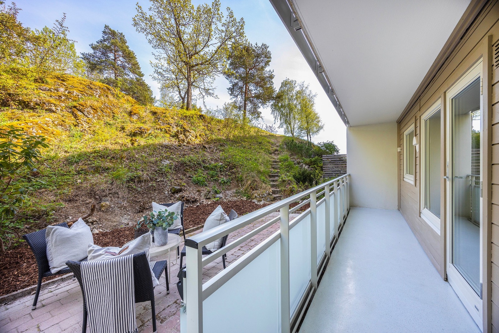 Fra soverom 2 er det utgang til balkong med videre tilgang til markterrasse. Galleribilde