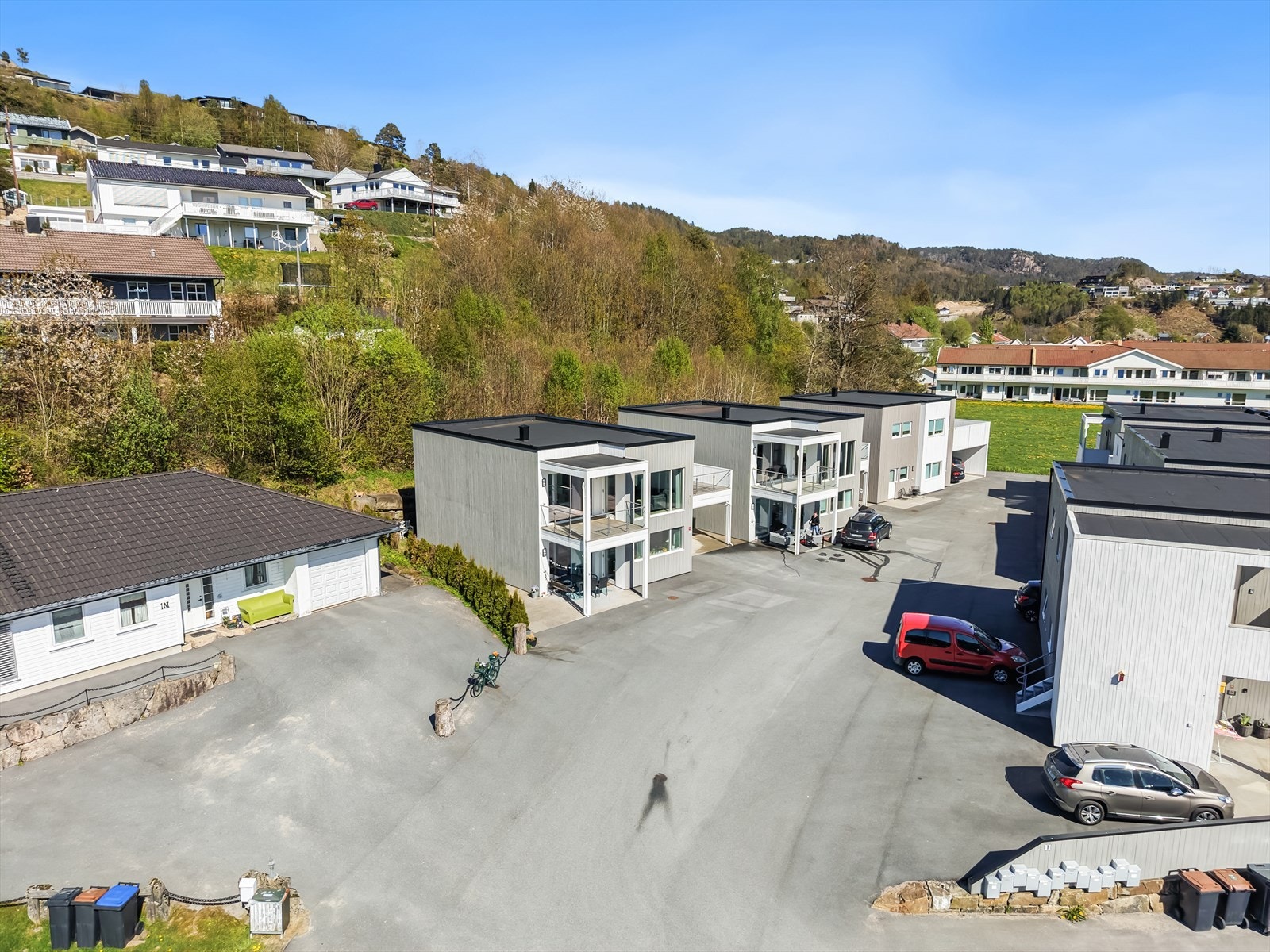Stor og romslig gårdsplass foran boligen. Galleribilde