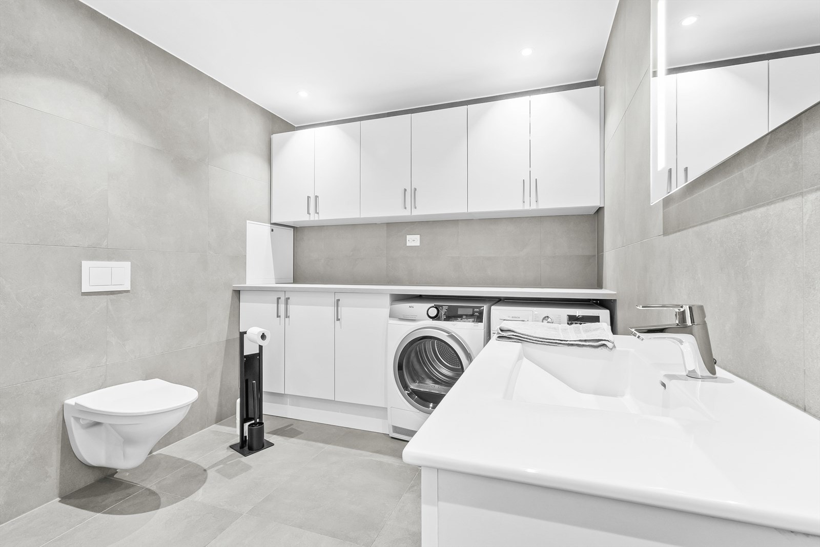 Badet er lekkert md 60x60 fliser på både gulv og vegger. Galleribilde