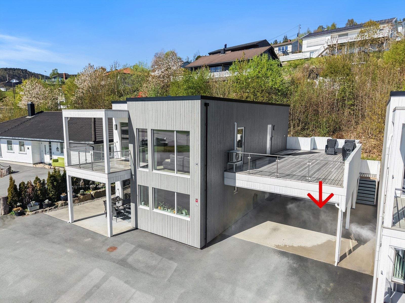 Trapp på siden av carport er opp til boligen. I carport har man plassen som er nærmest trappen. Galleribilde