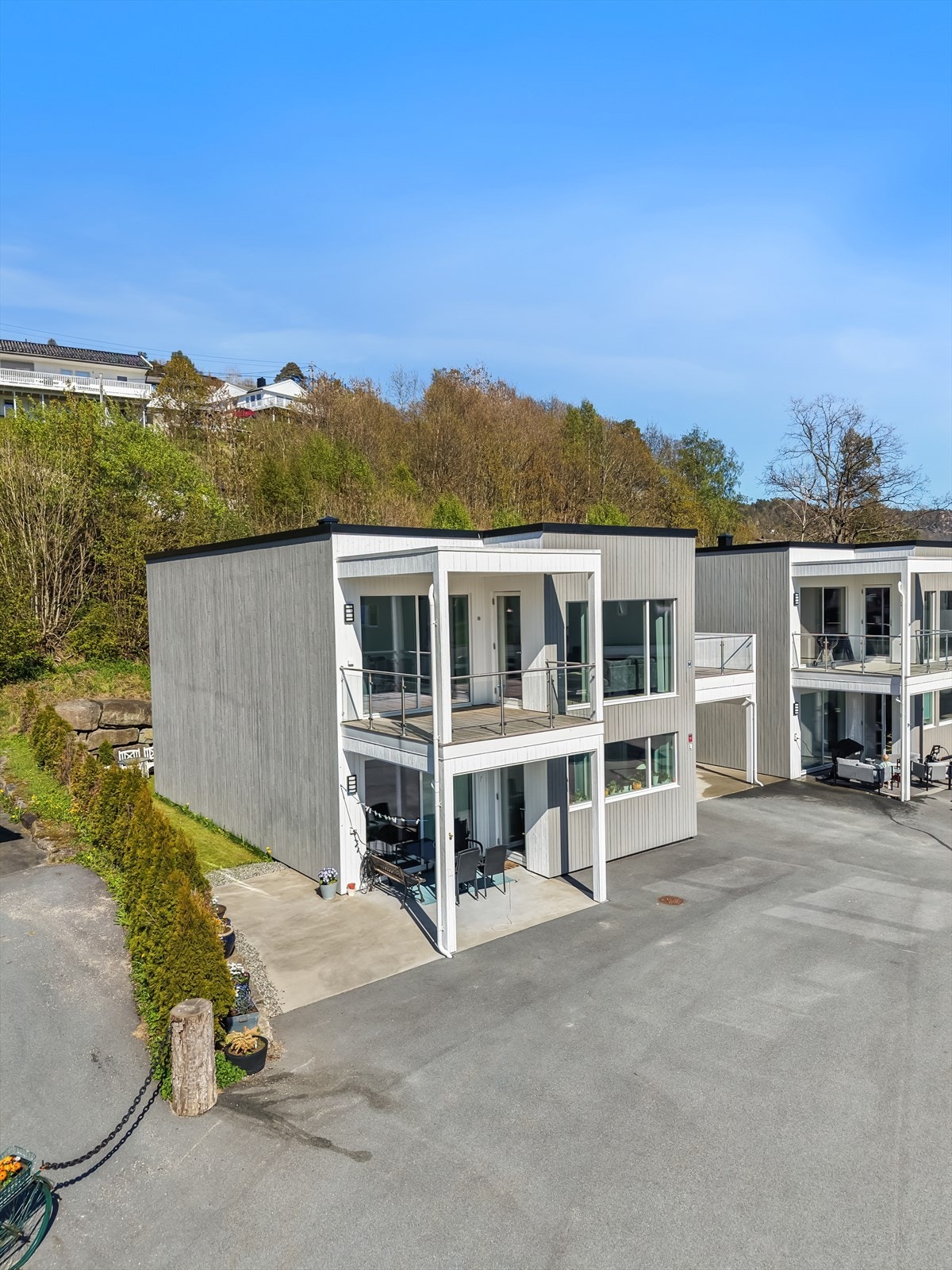 Tomannsboligen har en flott beliggenhet som først i rekke med flere tomannsboliger og leiligheter. Galleribilde