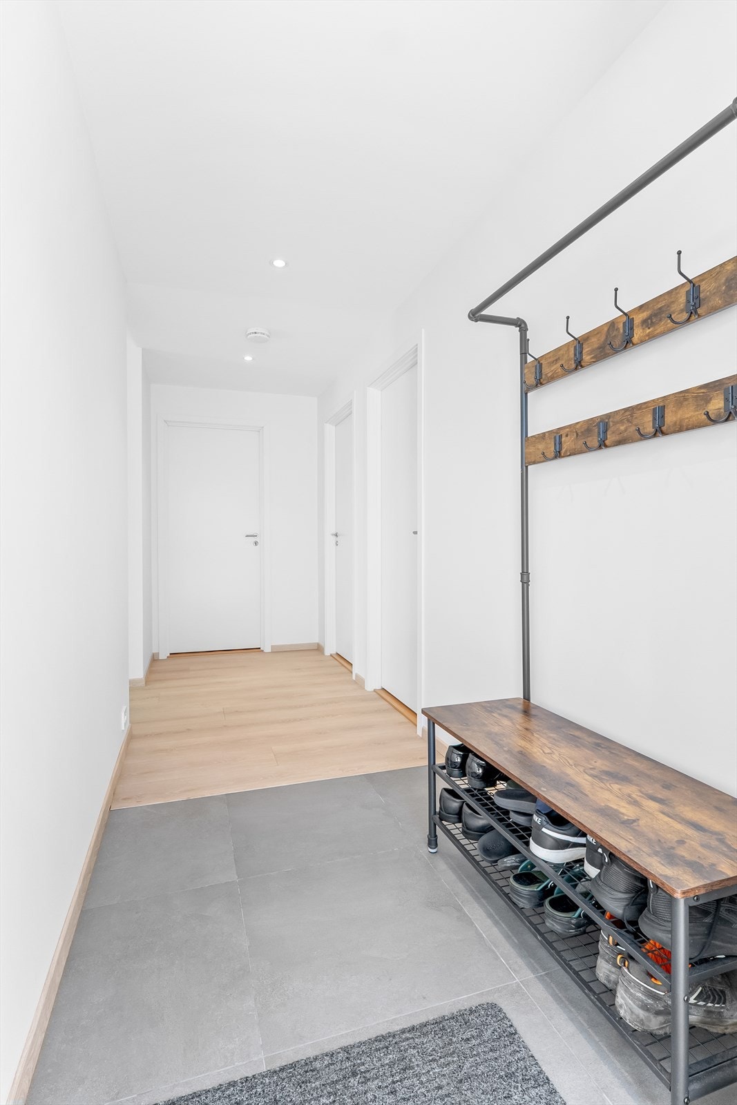 I entre er det også samme 60x60 fliser som på bad. Det er elektriske varmekabler i alle gulv utenom soverom og bod. Galleribilde