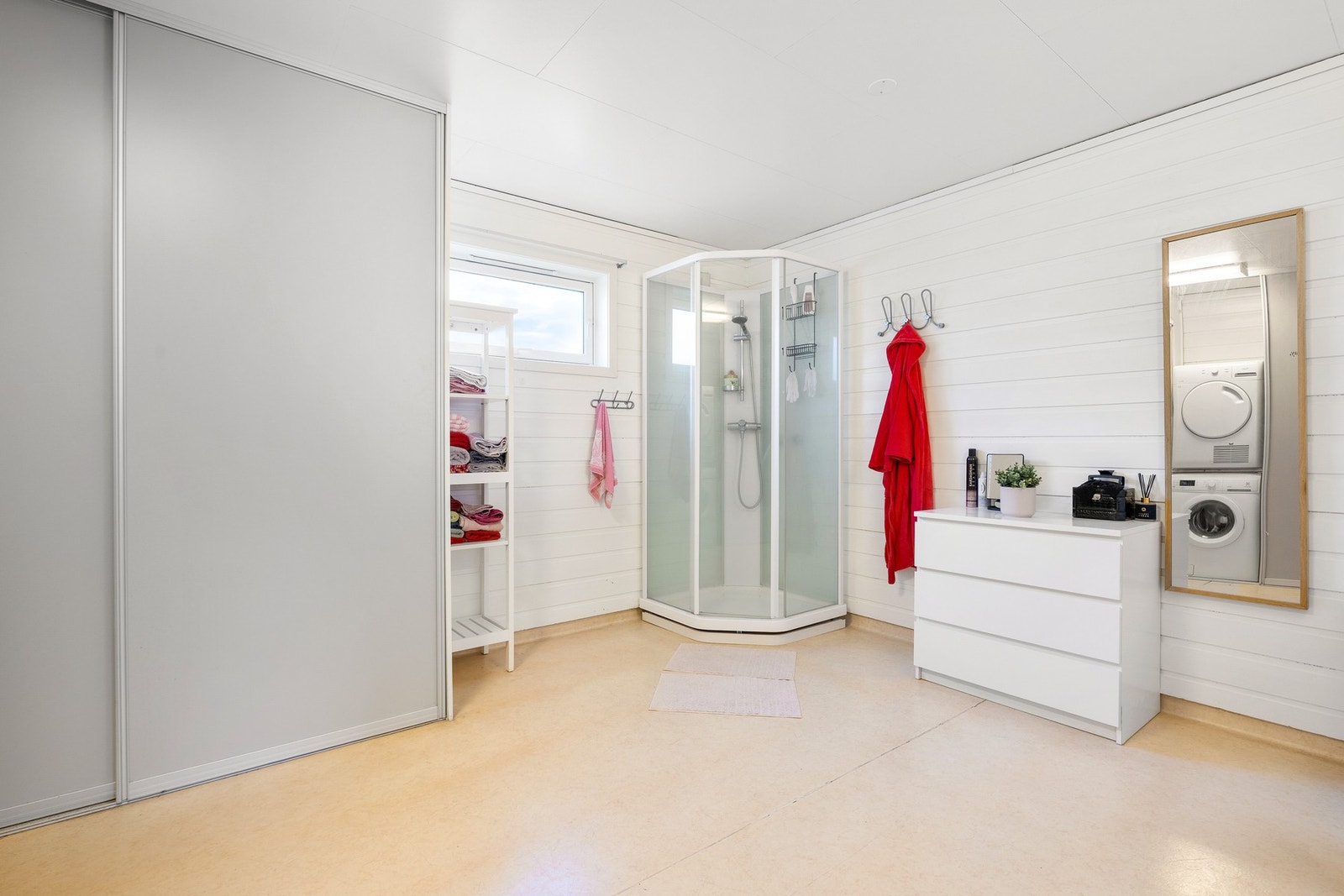 Badet har gulvvarme og er utstyrt med dusjkabinett. Galleribilde