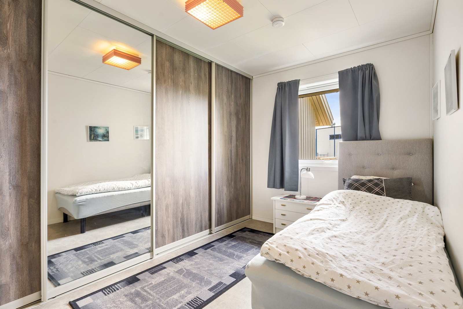 Soverom med skyvedørsgarderobe til oppbevaring. Galleribilde