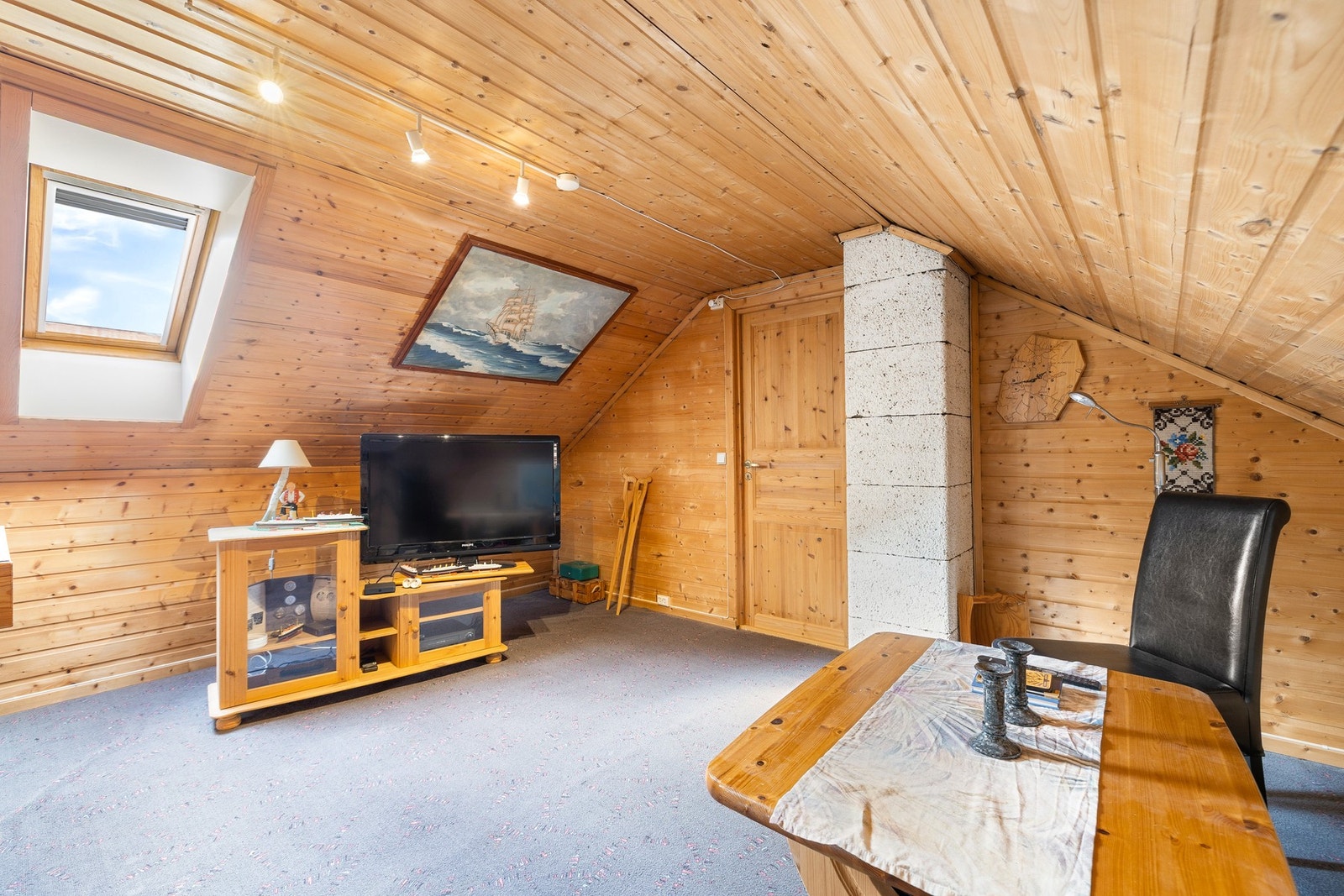 Teppe på gulv og panel vegger. Galleribilde