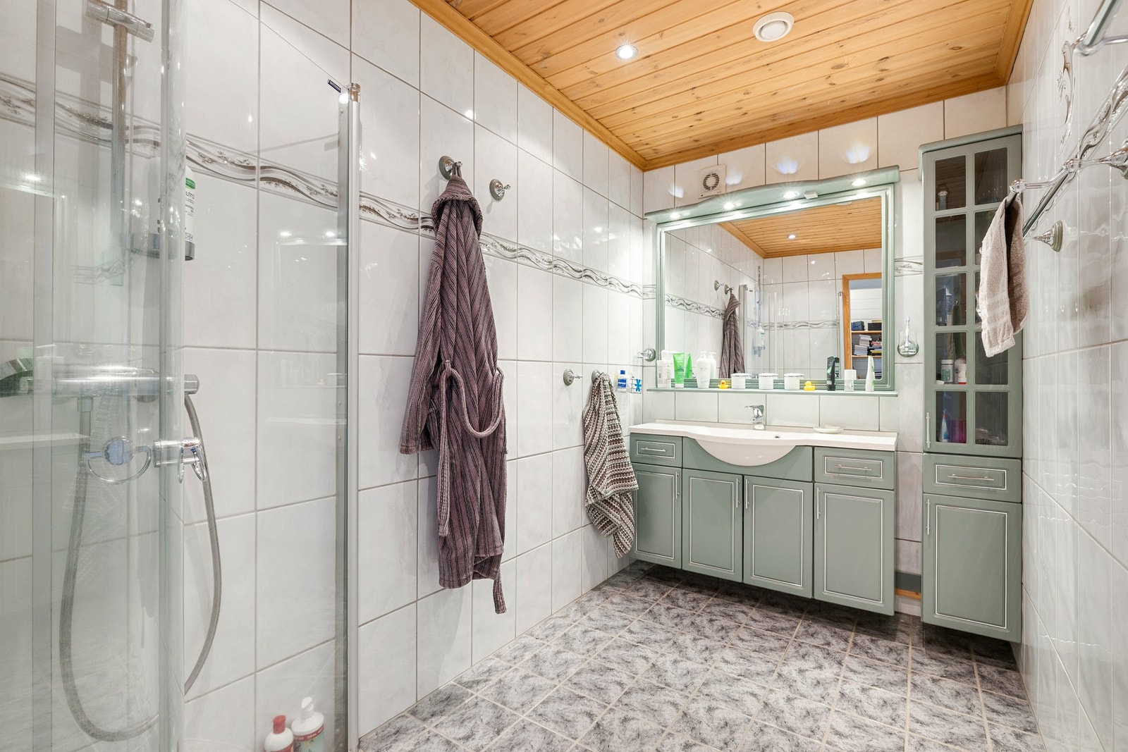 Pent flislagt bad med downlights i himling. Galleribilde