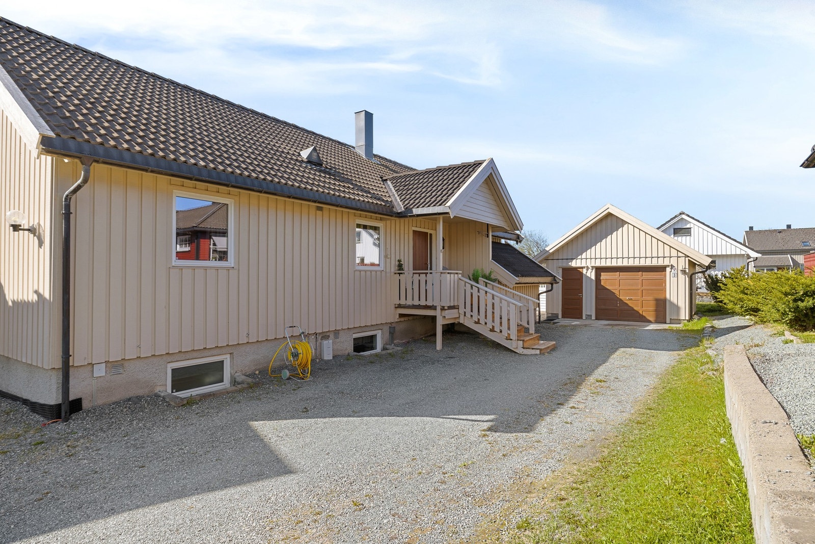 Gotd med parkering på tomt. Galleribilde