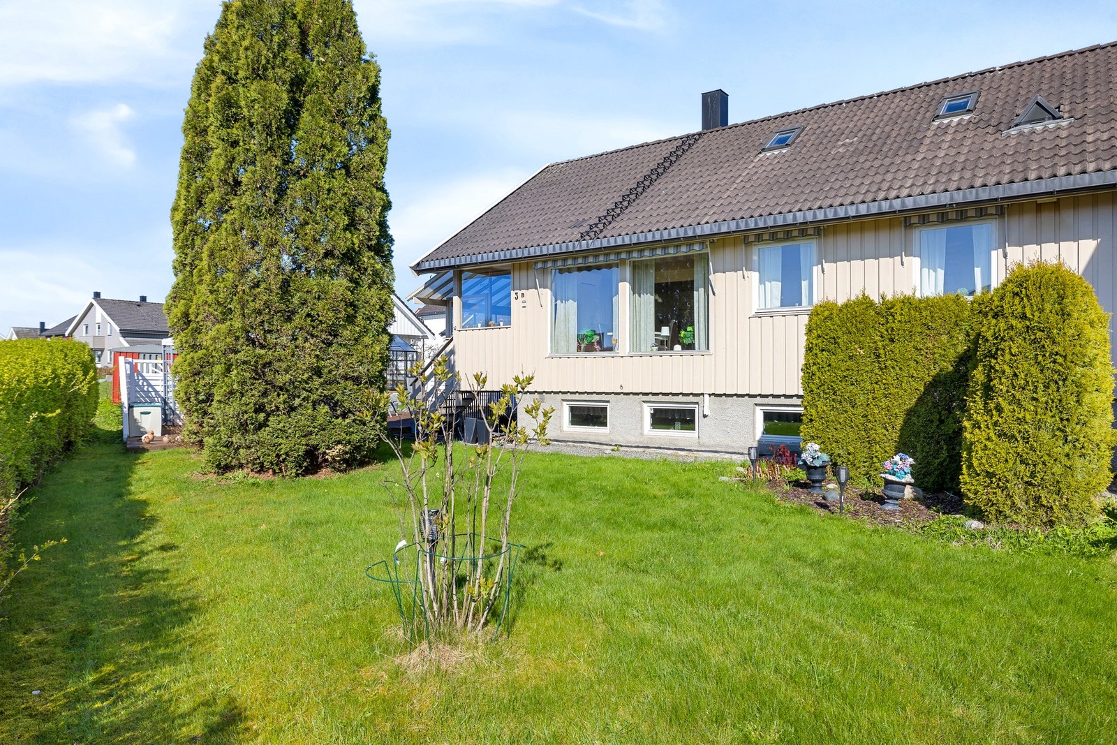 Grønn og velholdt hageområde. Galleribilde