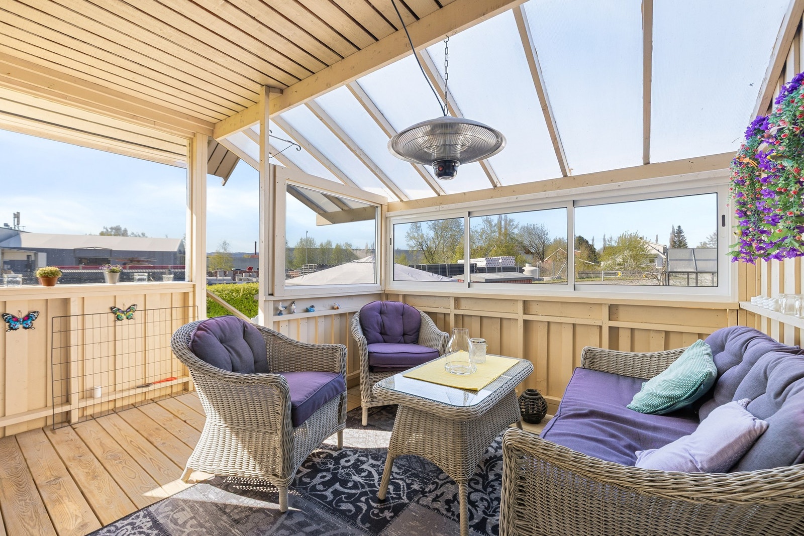 Lun og skjermet vestvendt terrasse. Galleribilde