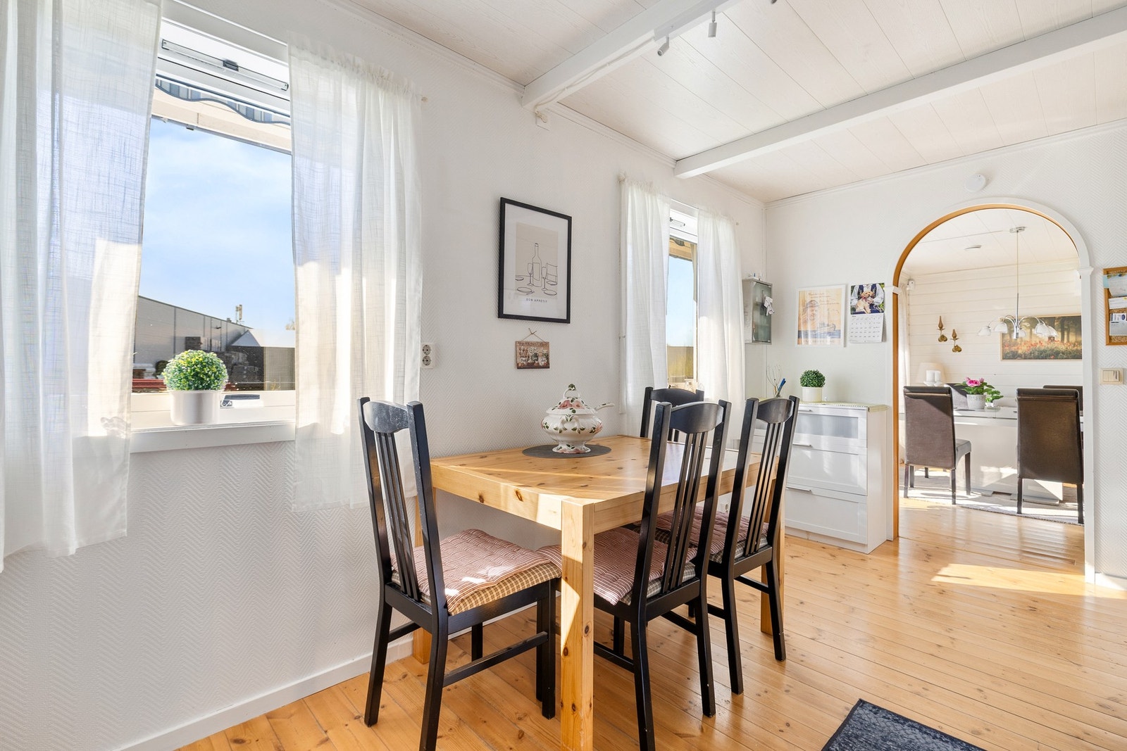 Praktisk plass til spisebord. Galleribilde