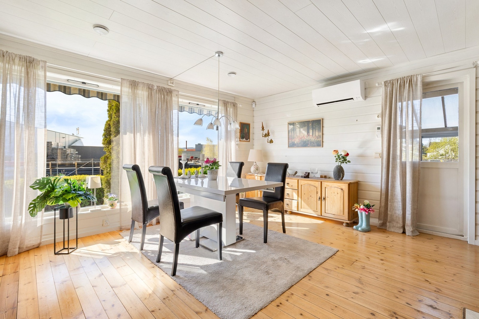 Romslig spisestue med store vindusoverflater som gir rikelig av naturlig lysinnslipp. Galleribilde