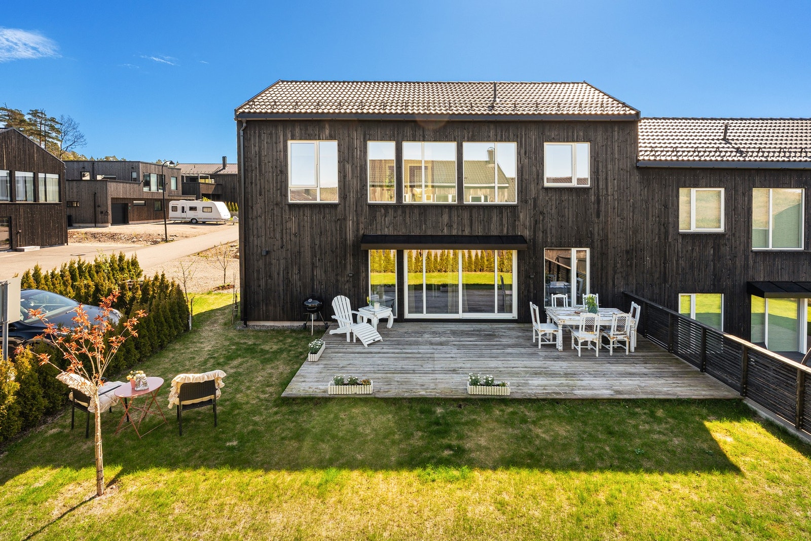 Fin uteplass med ettermiddag- og kveldssol Galleribilde