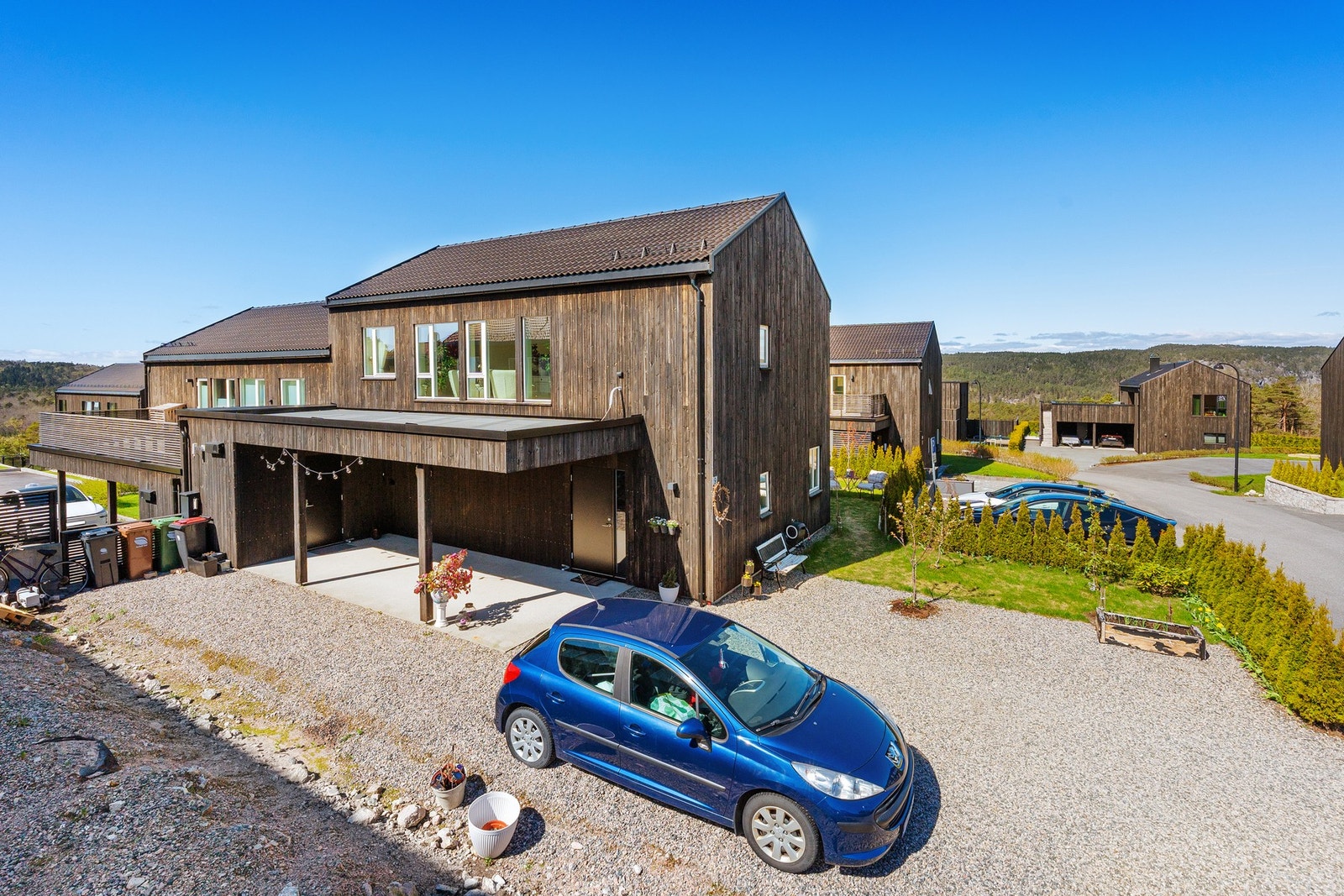 Parkering i carport og i egen gårdplass Galleribilde