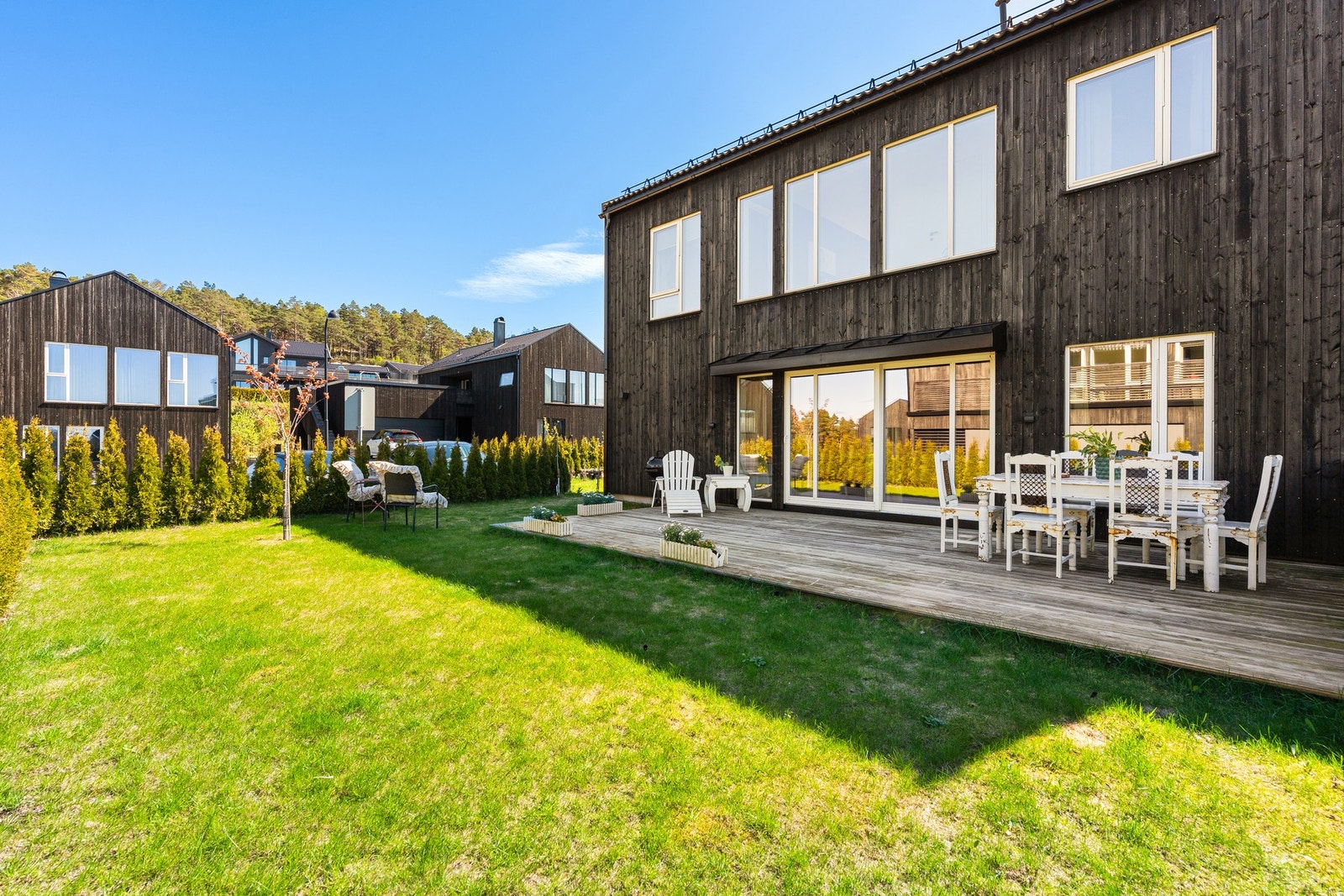 Her kan sommeren nytes - bildet er tatt på formiddagen, og det er sol på terrassen på ettermiddag og kveld. Galleribilde