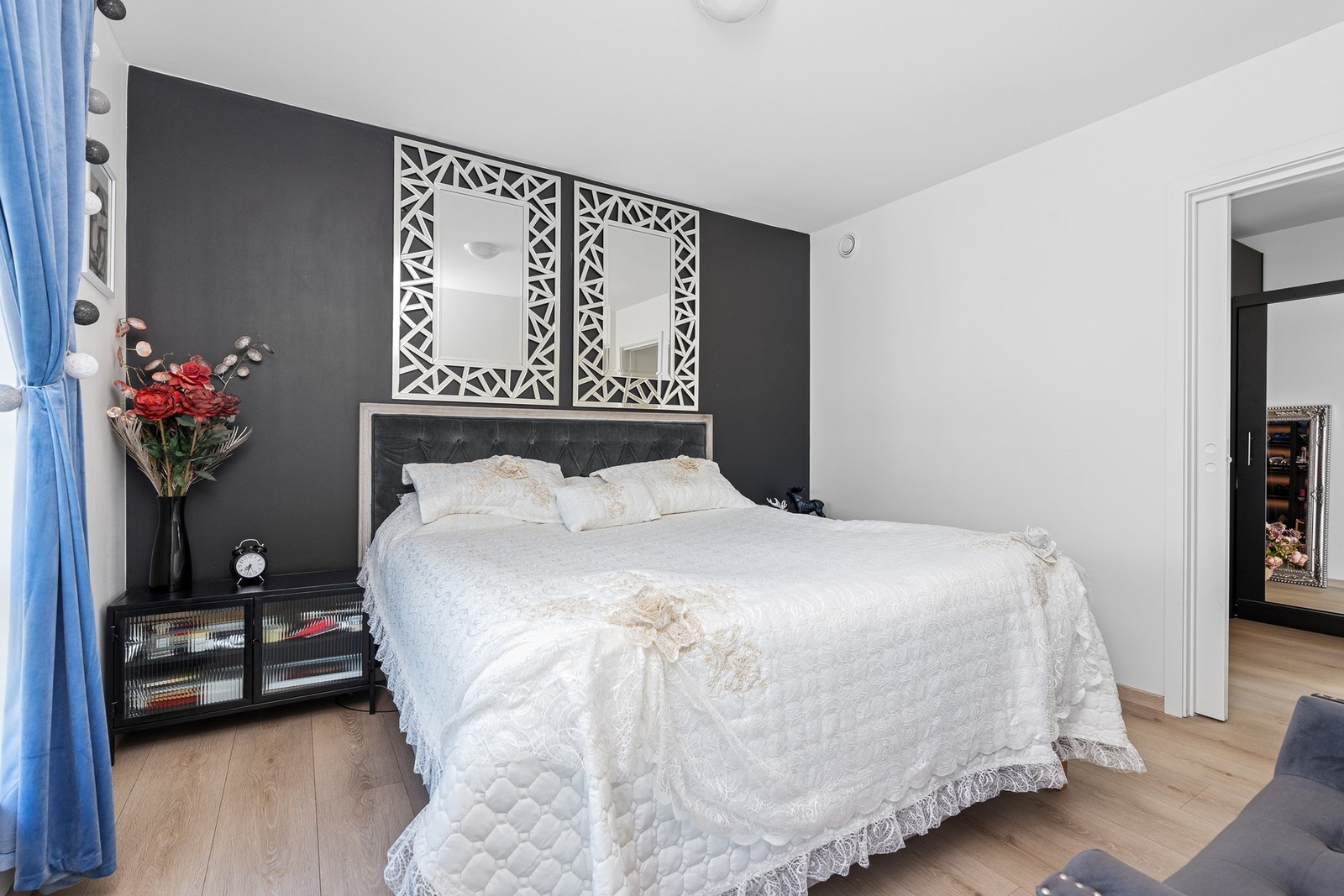 Hovedsoverom i 2. etasje med inngang til walk-in garderobe Galleribilde