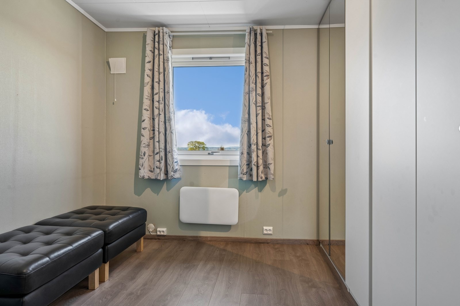 Også det tredje soverommet er av god størrelse, med plass til seng og garderobeløsning. Galleribilde